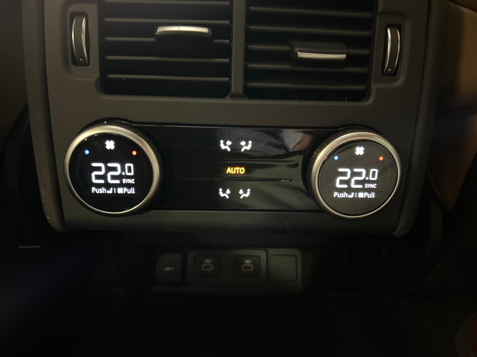 LAND ROVER Discovery 3.0 D I6 350 Dynamic HSE-image-14
