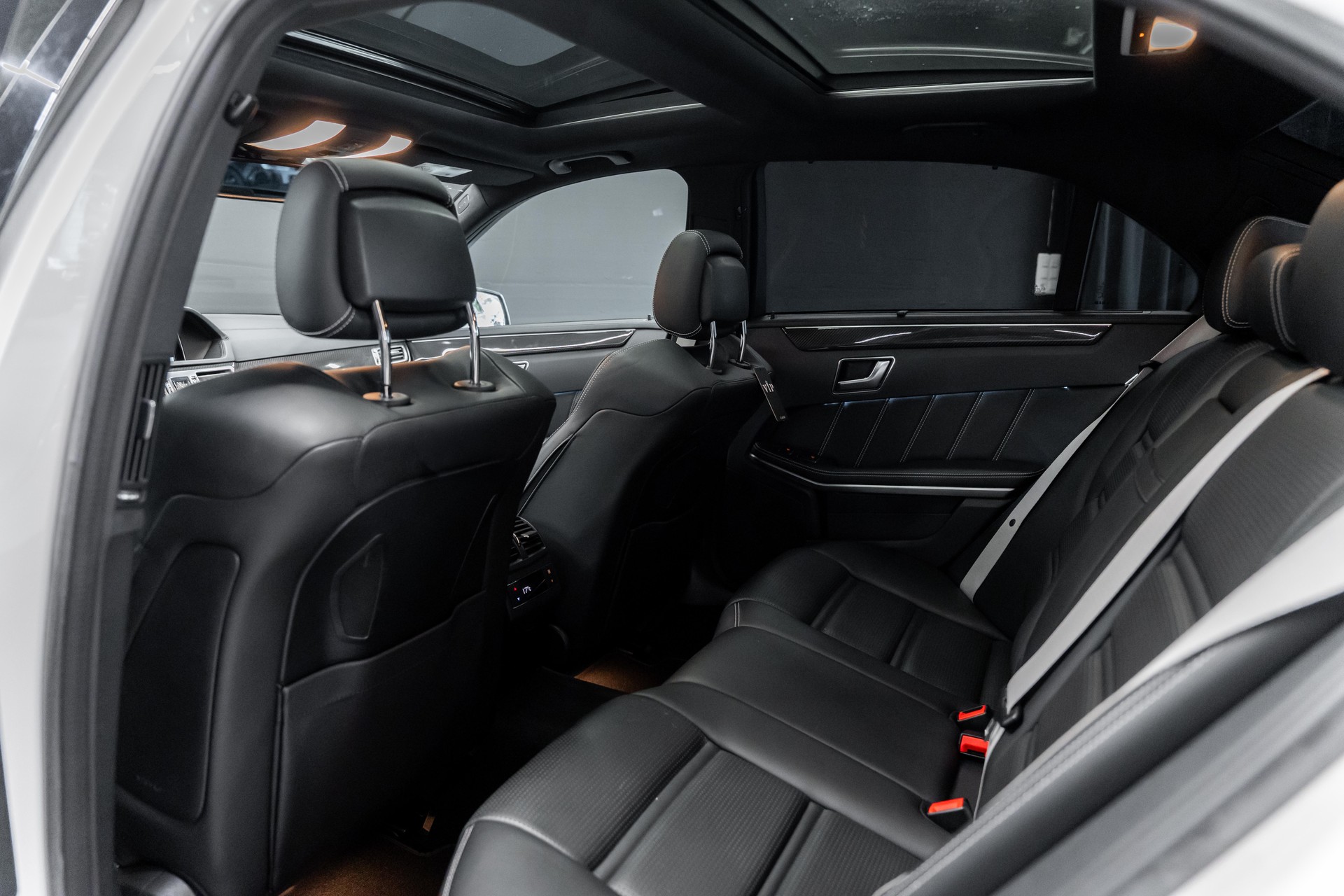 MERCEDES-BENZ E 63 AMG S 4Matic Speedshift / BRABUS- Teile / Carbon innen & aussen / Schiebedach / Sitzkühlung / Sitzheizung uvm..-image-10