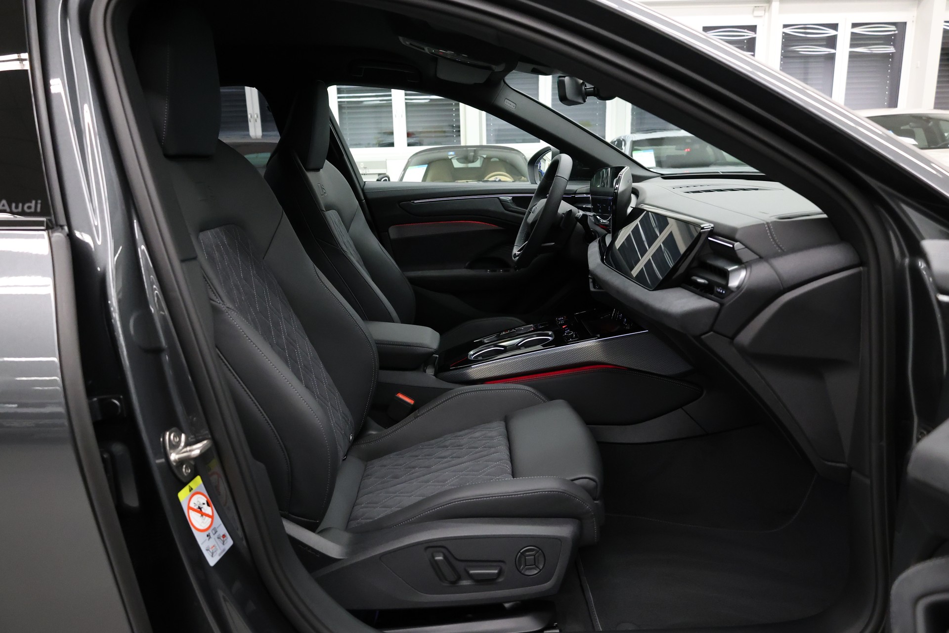 AUDI A6 Avant 2.0 TDI S-Line Edition One quattro S-Tronic-image-17