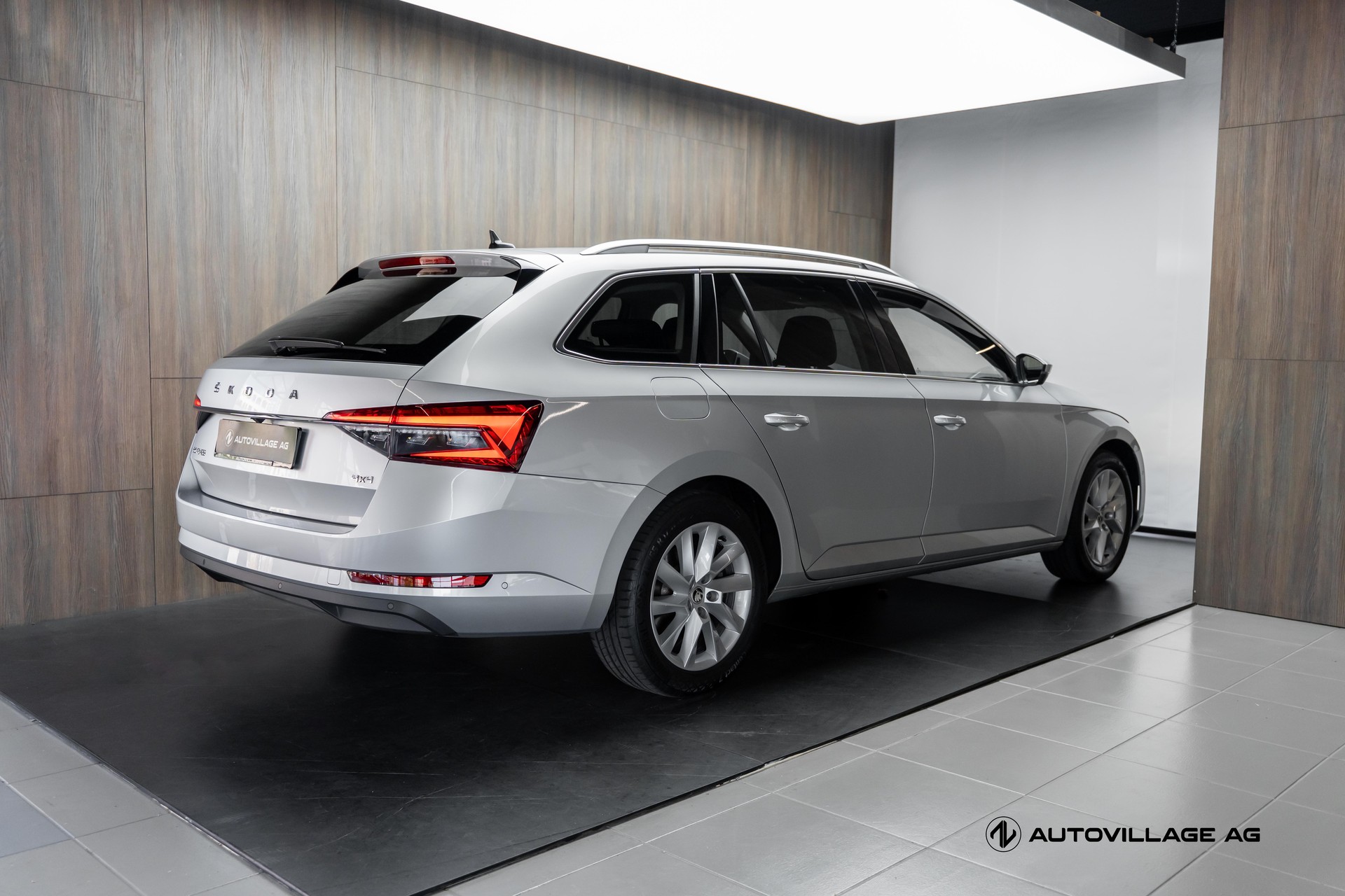 SKODA Superb Combi 2.0 TDi Style 4x4 DSG-showroom-element-1
