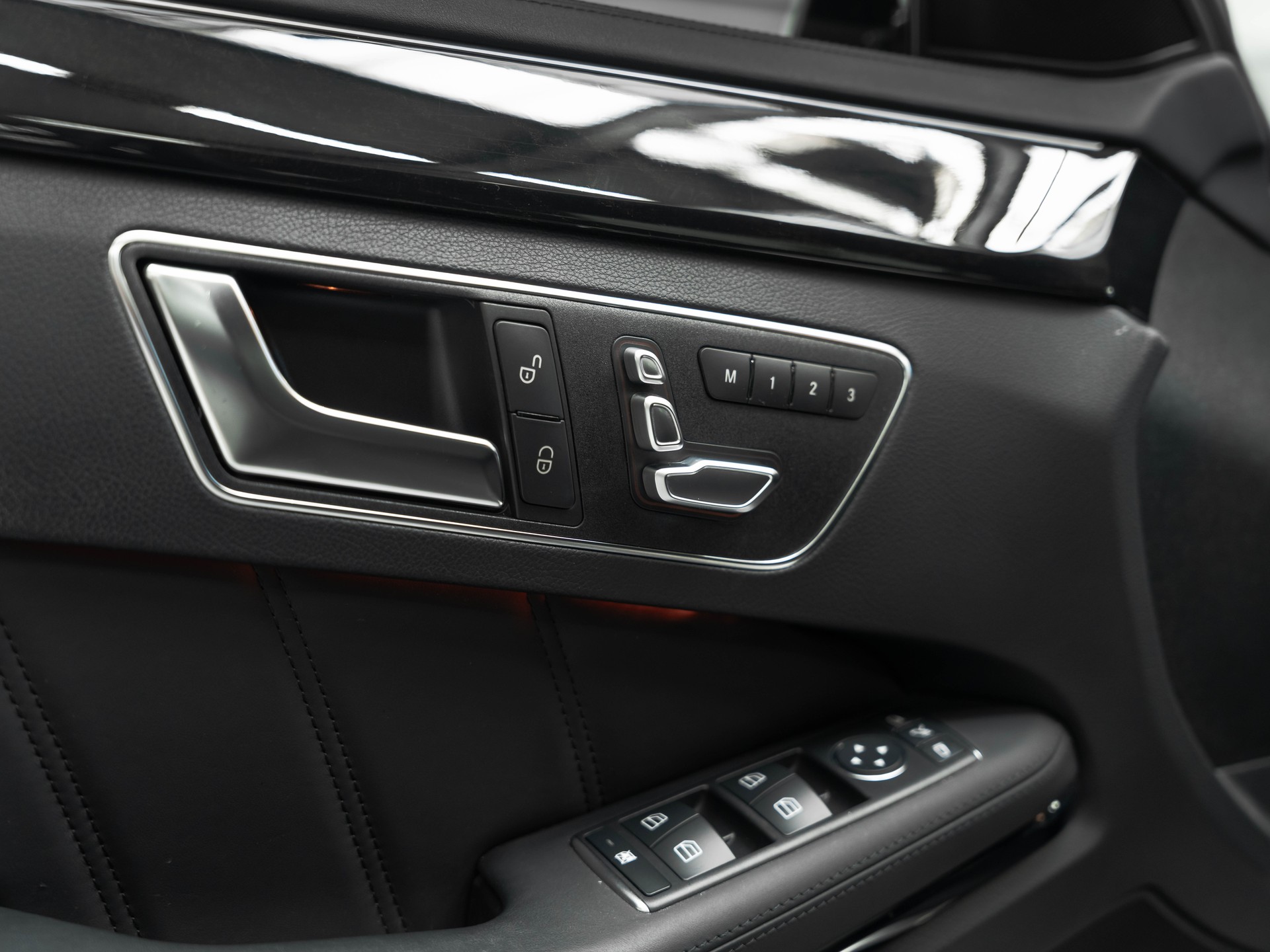 MERCEDES-BENZ E 350 BlueTEC Avantgarde 4Matic 7G-Tronic-image-18