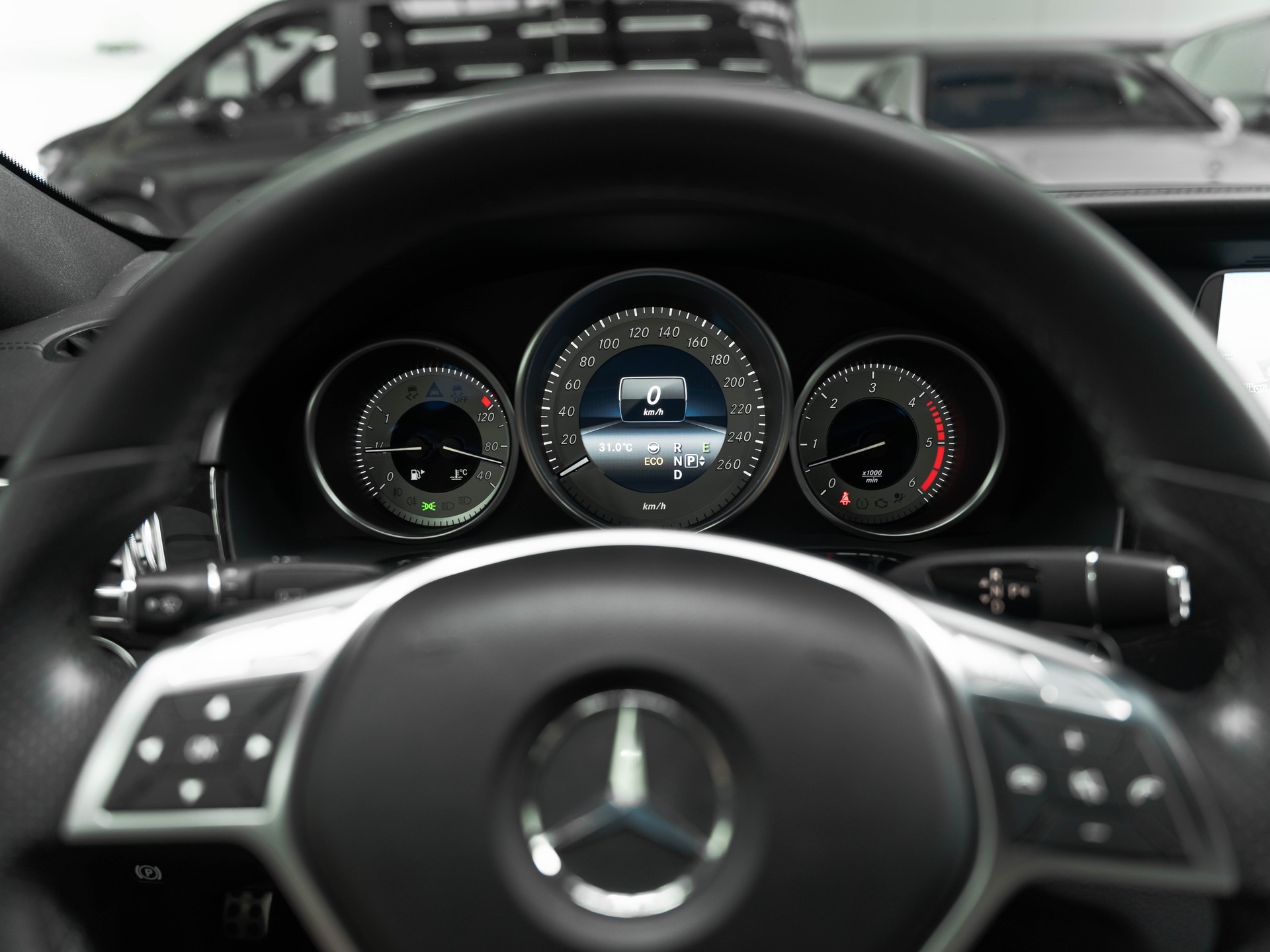 MERCEDES-BENZ E 350 BlueTEC Avantgarde 4Matic 7G-Tronic-image-23