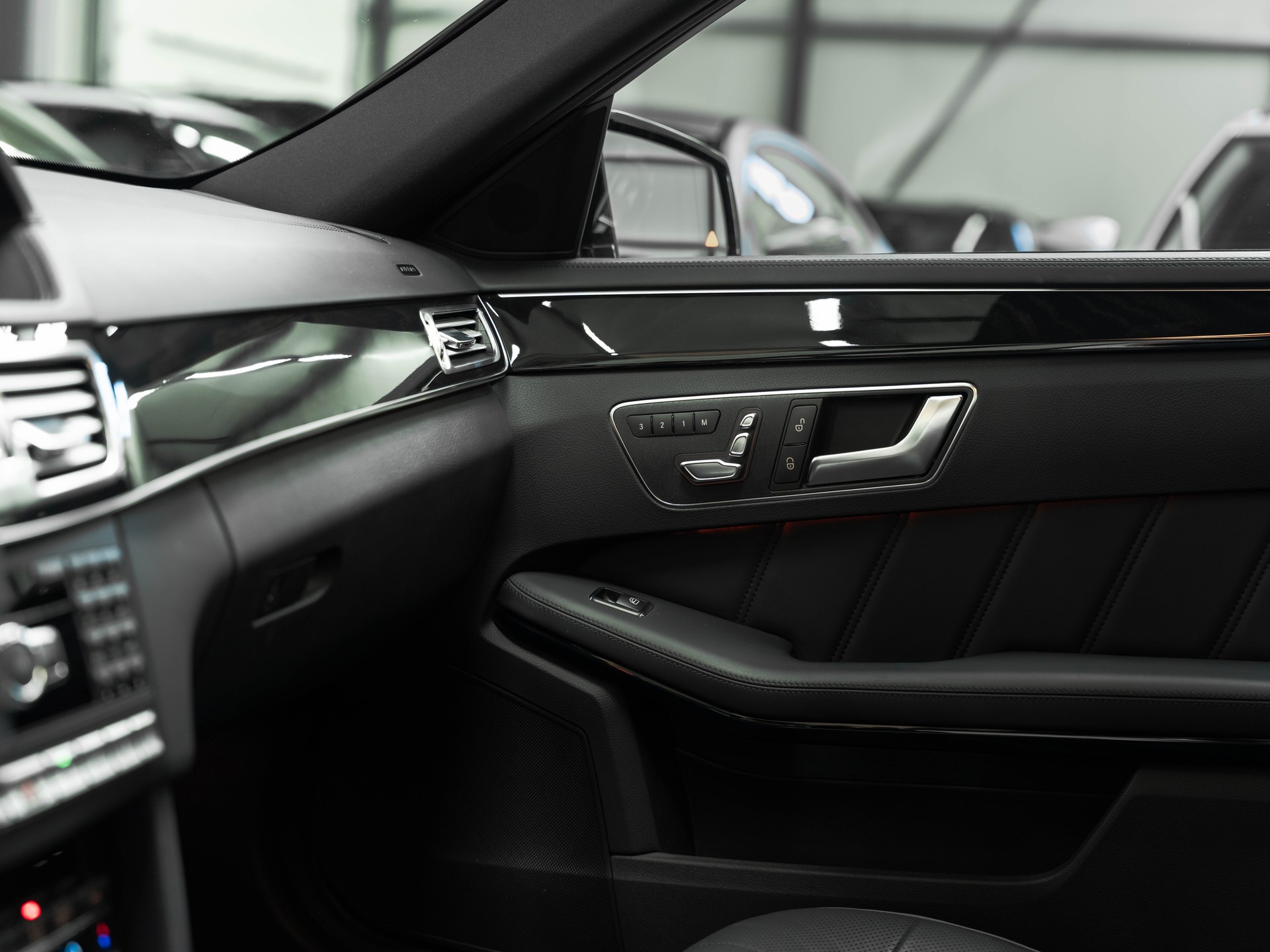 MERCEDES-BENZ E 350 BlueTEC Avantgarde 4Matic 7G-Tronic-image-19