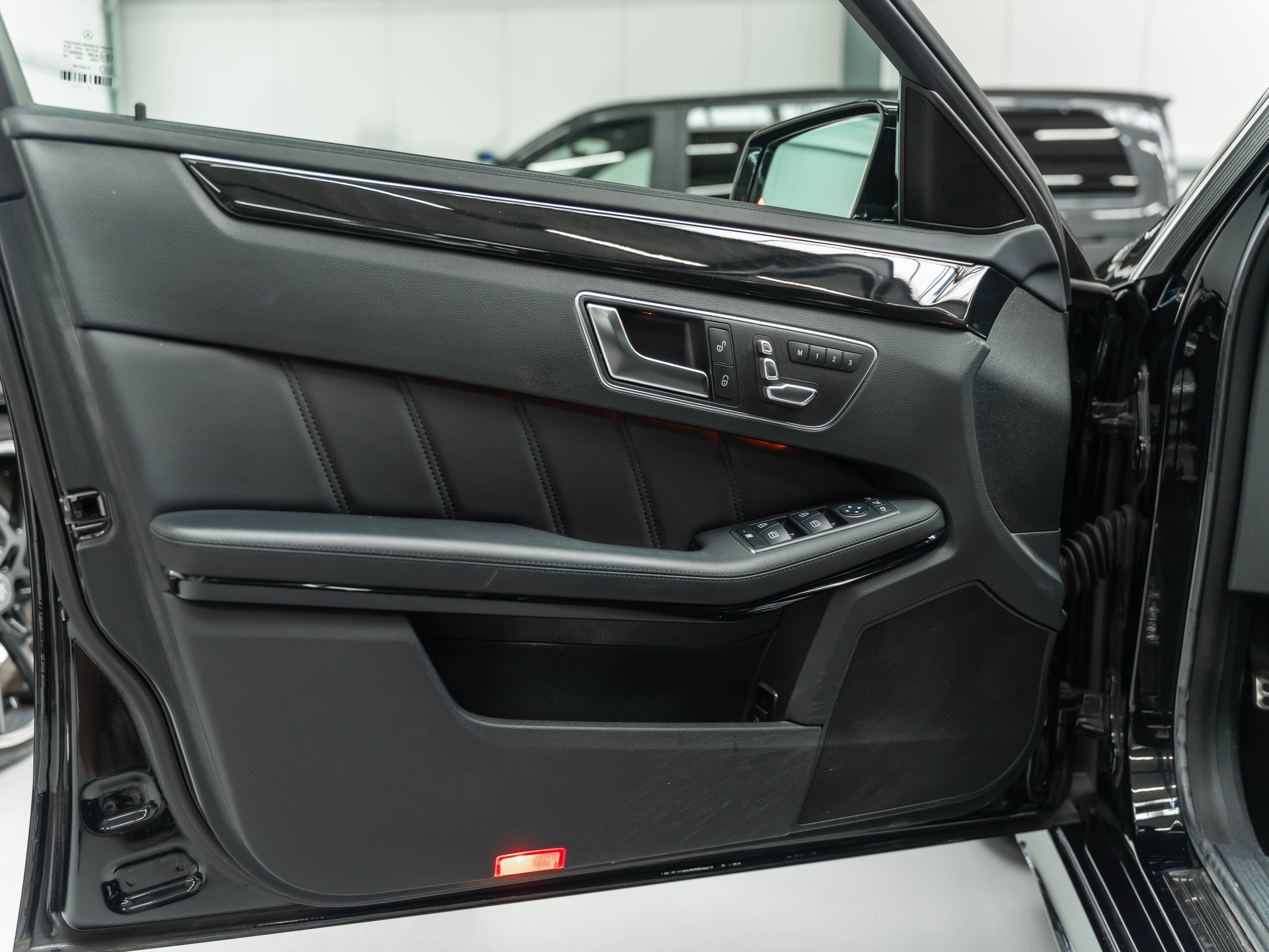 MERCEDES-BENZ E 350 BlueTEC Avantgarde 4Matic 7G-Tronic-image-17