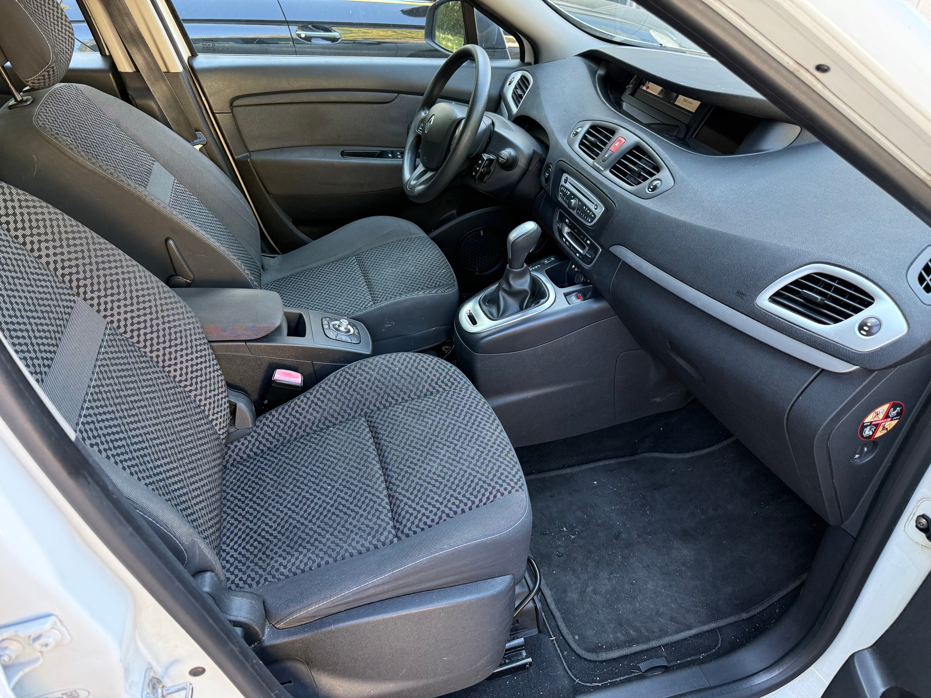 RENAULT Grand Scénic 1.5 dCi Dynamique EDC-image-9
