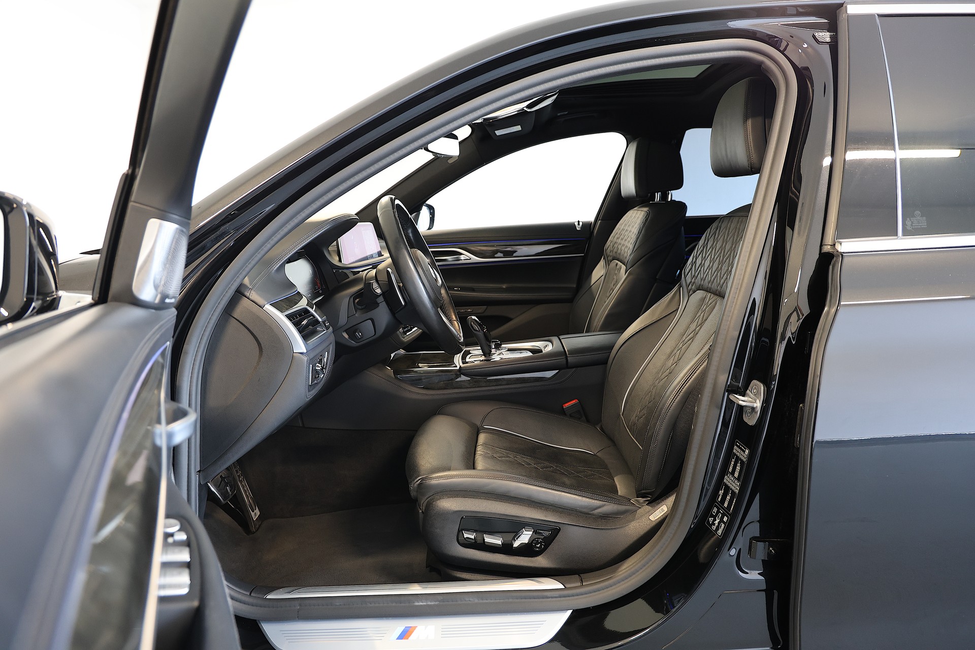 BMW 750d M-Sport xDrive SAG-image-6