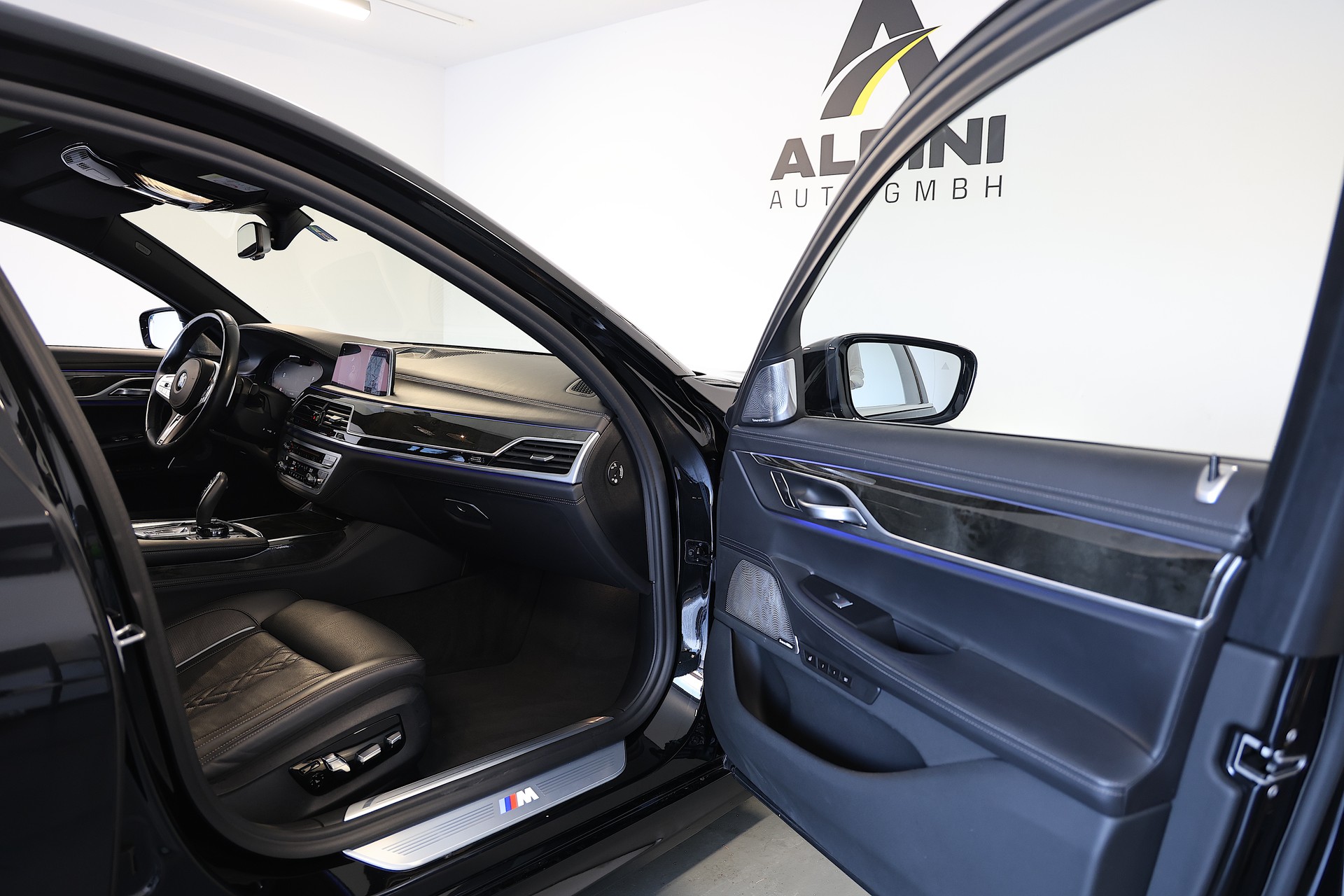 BMW 750d M-Sport xDrive SAG-image-11