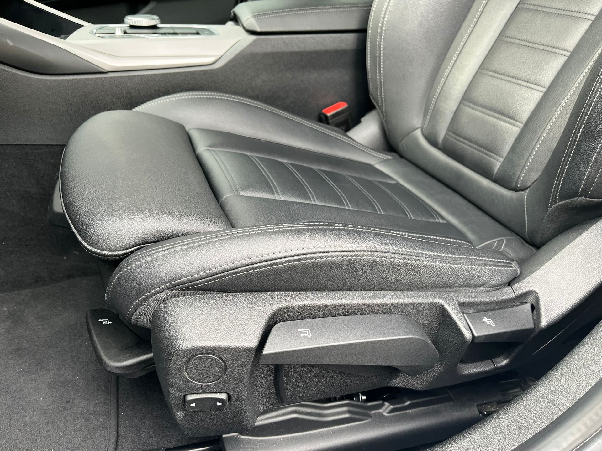 BMW 320d xDrive 48V Touring Steptronic-image-24