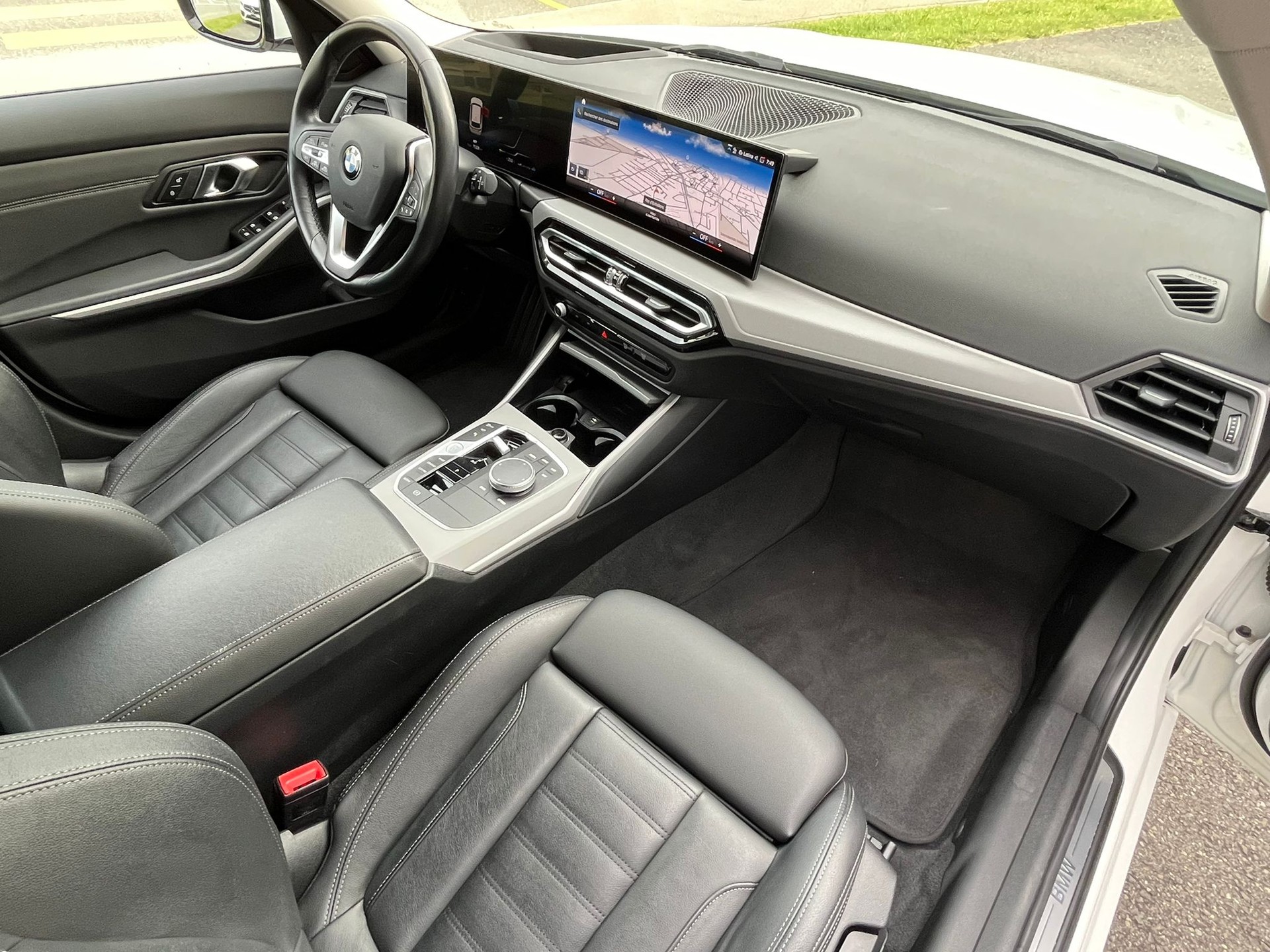 BMW 320d xDrive 48V Touring Steptronic-image-8