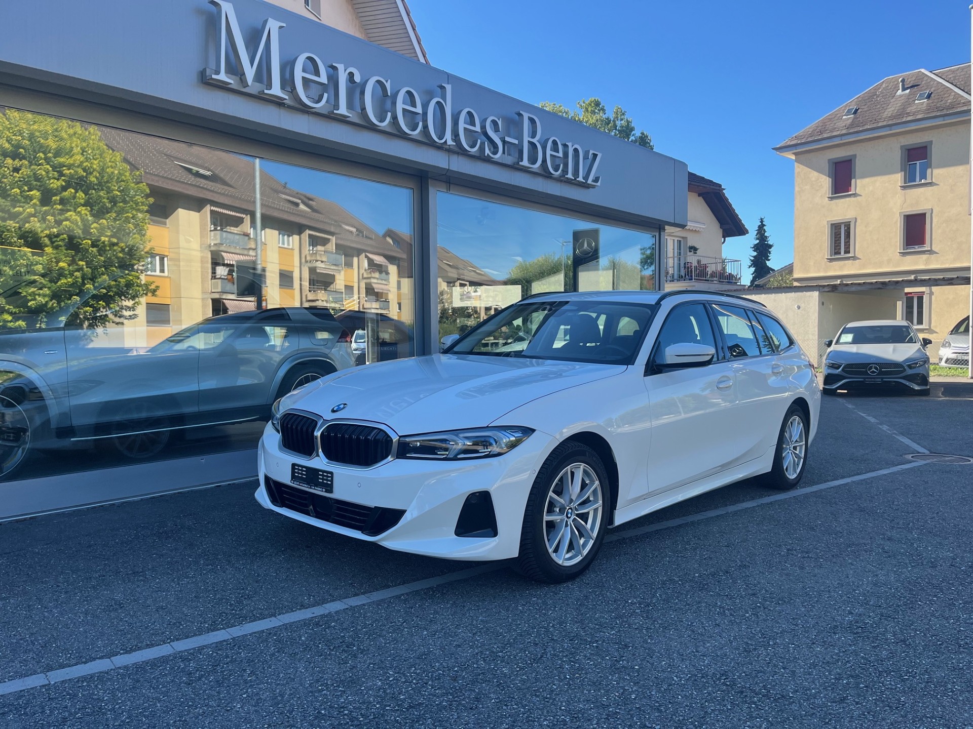 BMW 320d xDrive 48V Touring Steptronic-showroom-element-1