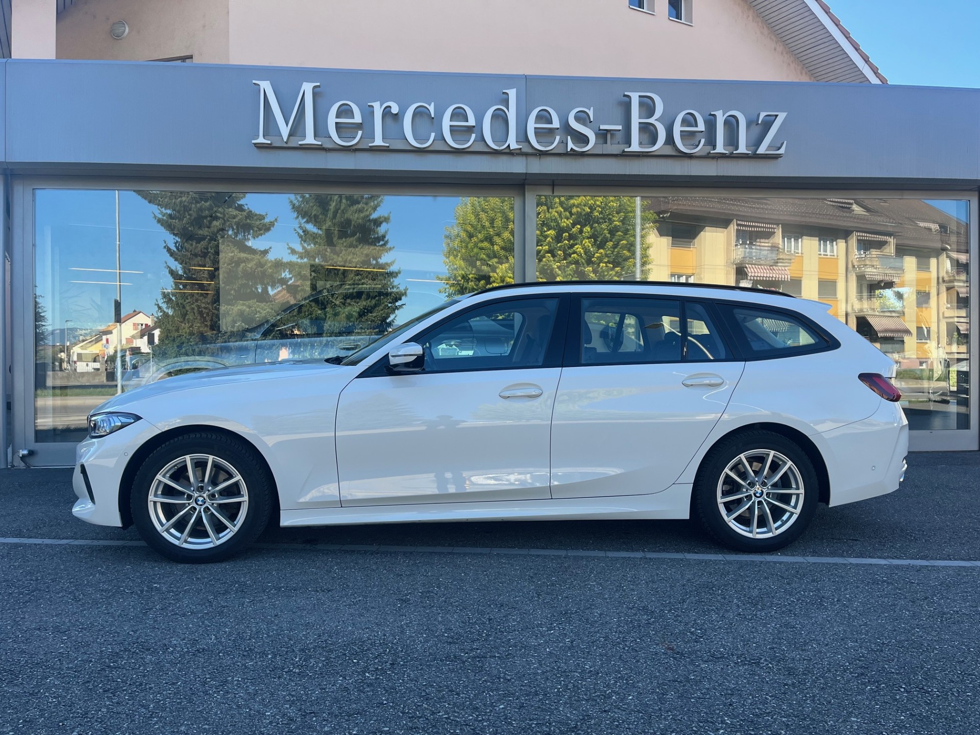 BMW 320d xDrive 48V Touring Steptronic-showroom-element-2