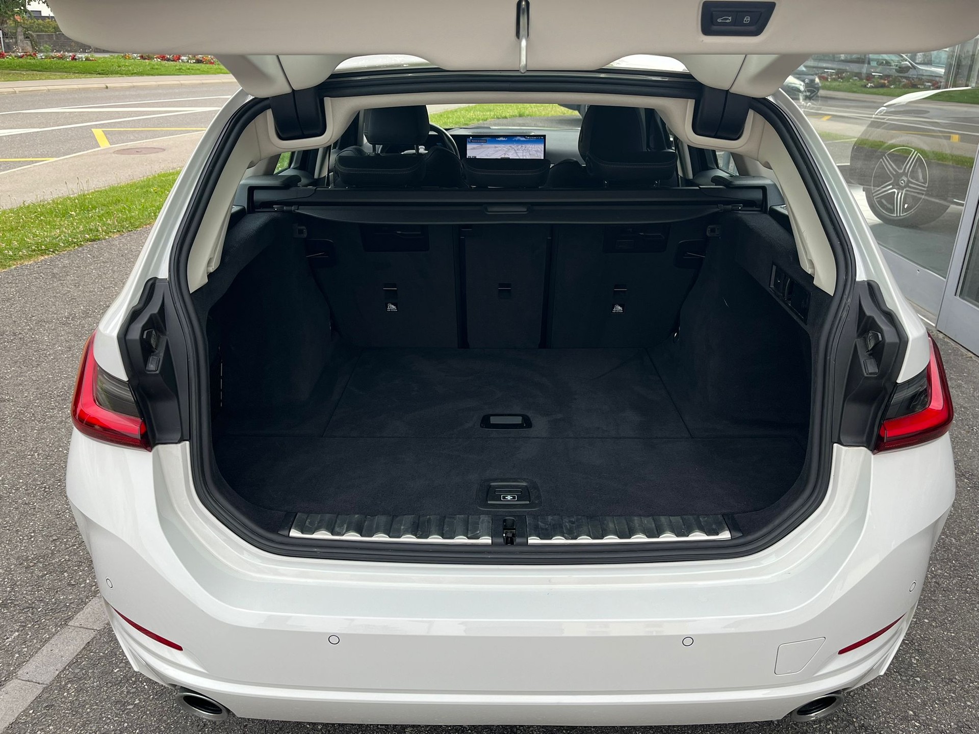 BMW 320d xDrive 48V Touring Steptronic-image-12