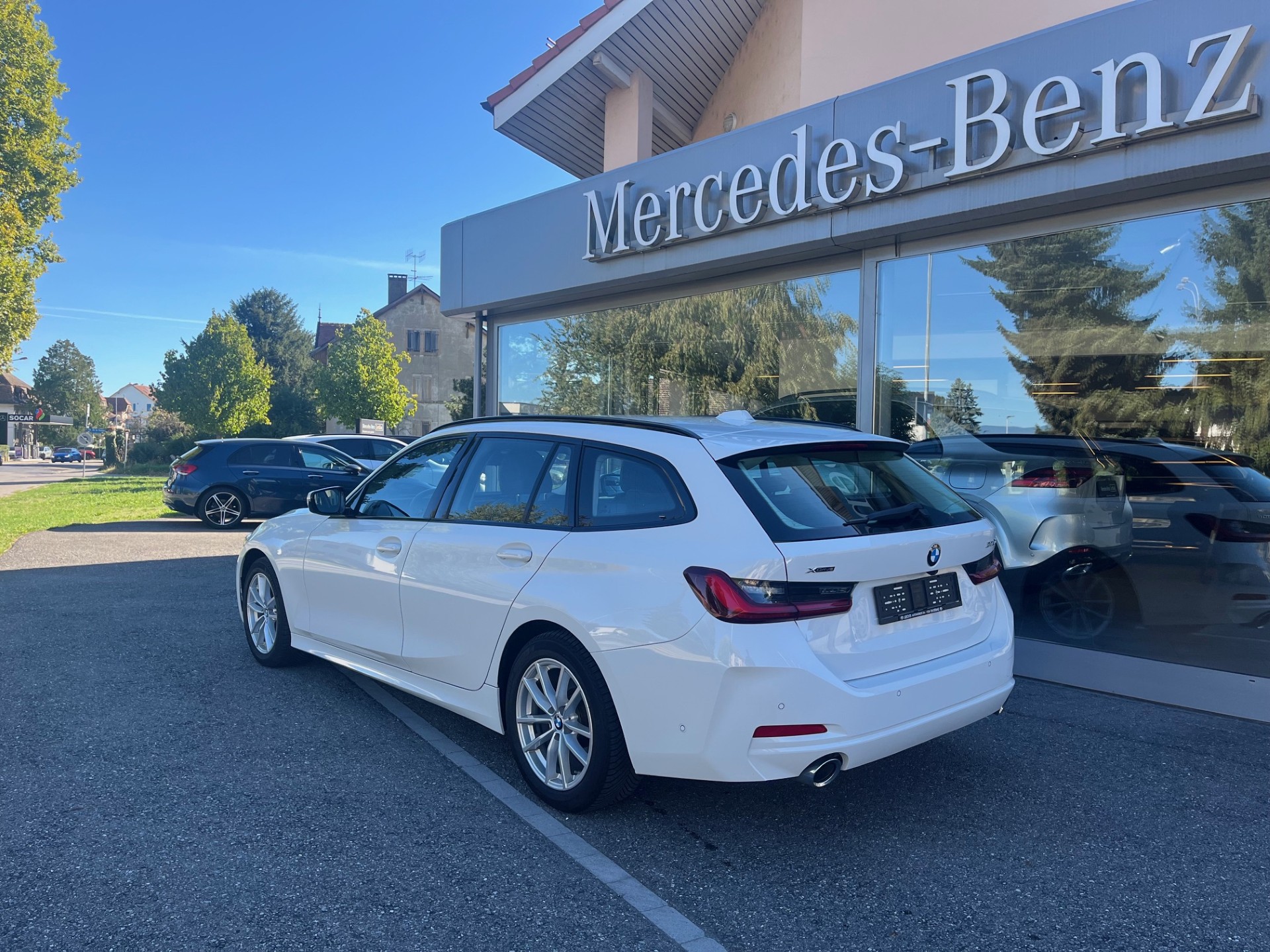 BMW 320d xDrive 48V Touring Steptronic-showroom-element-3