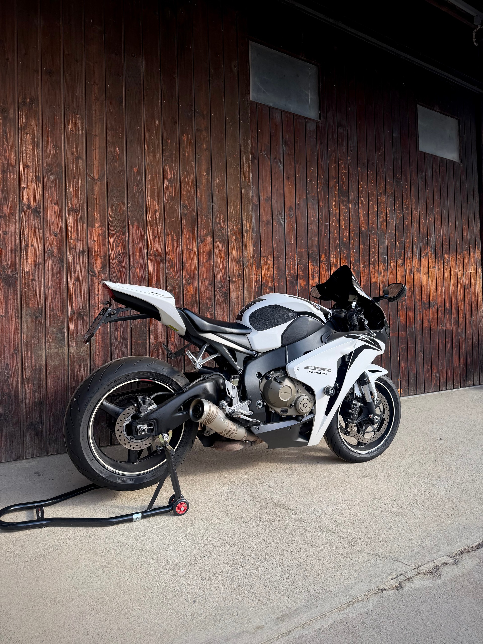 HONDA CBR 1000 RR Fireblade-image-1