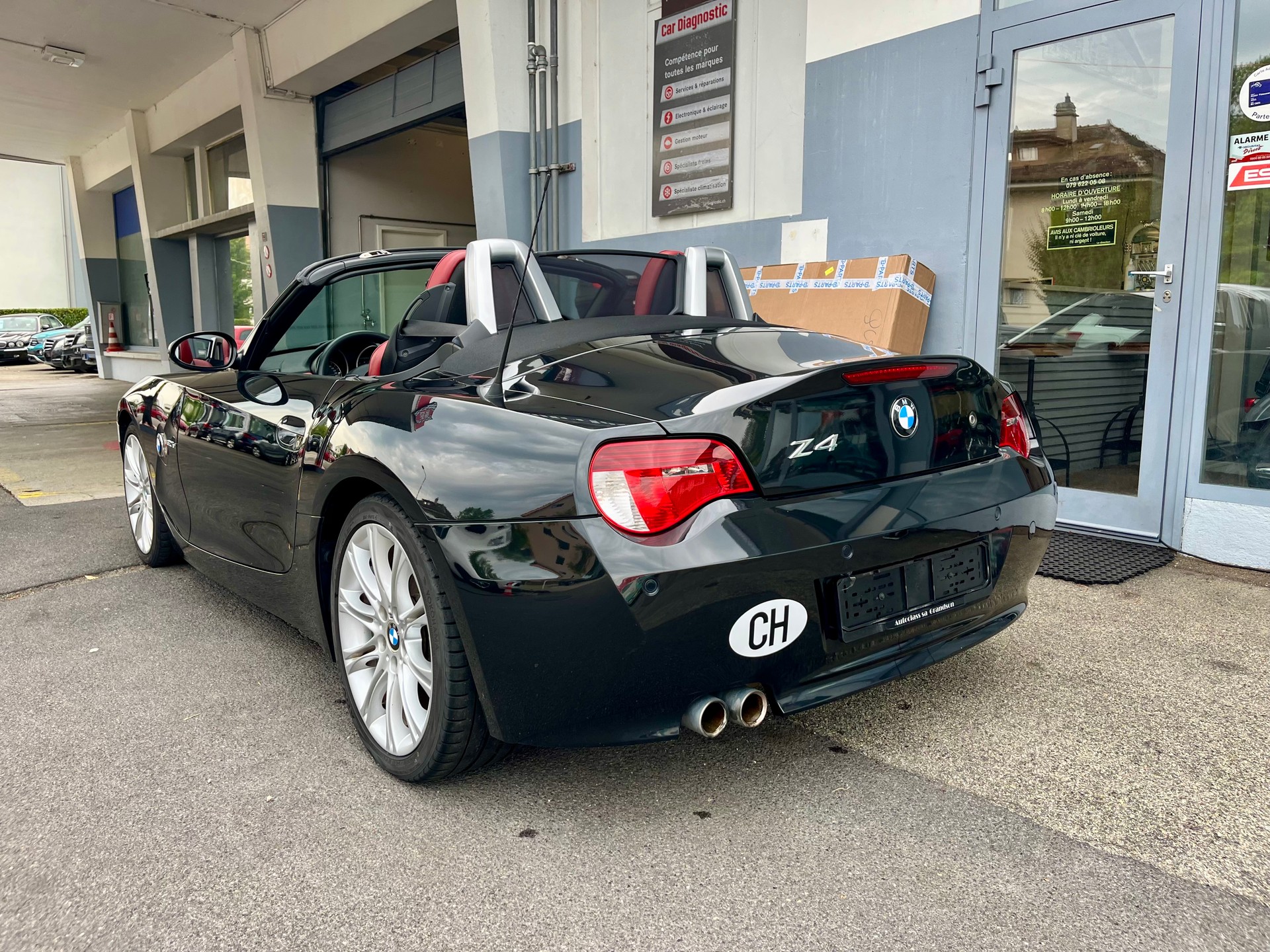 BMW Z4 3.0si Roadster-showroom-element-2