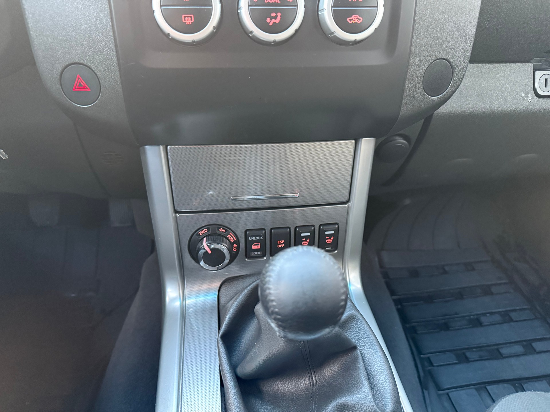 NISSAN Navara Double Cab SE 2.5 dCi 4WD LB-image-10