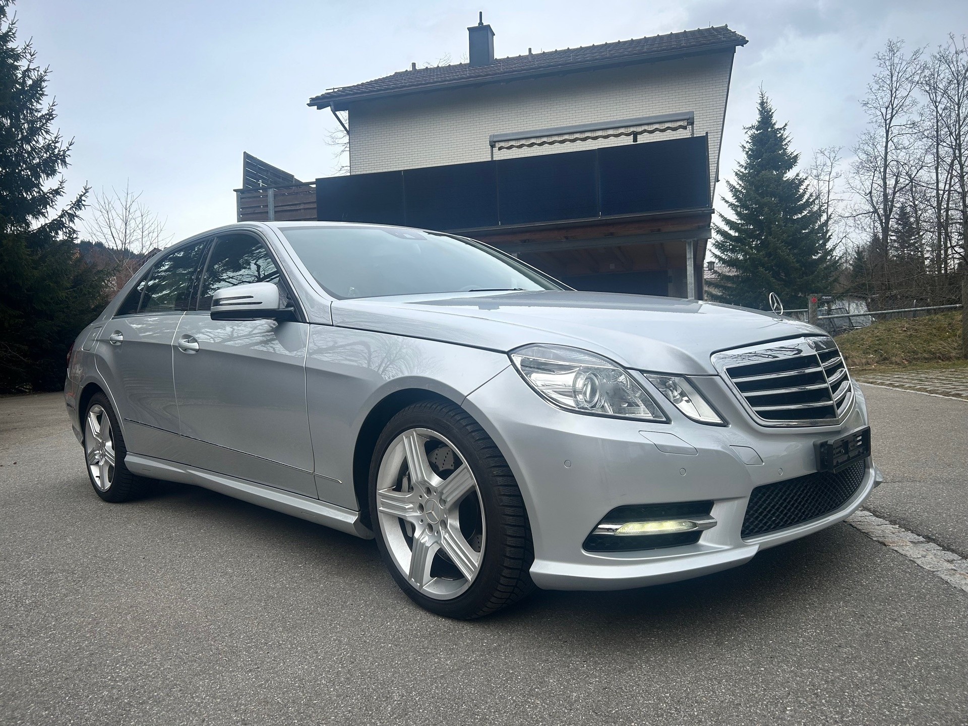 MERCEDES-BENZ E 500 CGI BlueEff. Avantgarde 4Matic 7G-Tronic - gepflegt und in Topausrüstung
