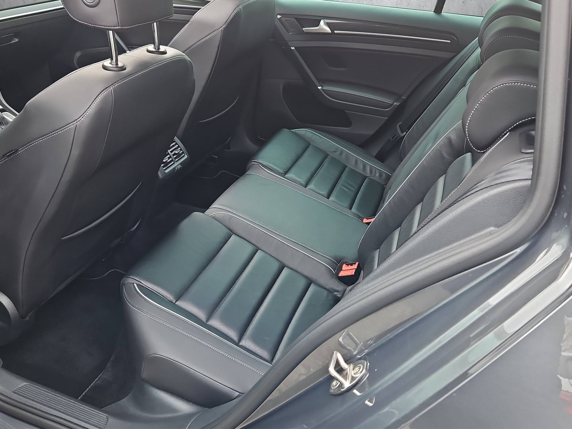 VW Golf Variant 2.0 TSI R 4Motion DSG-image-12