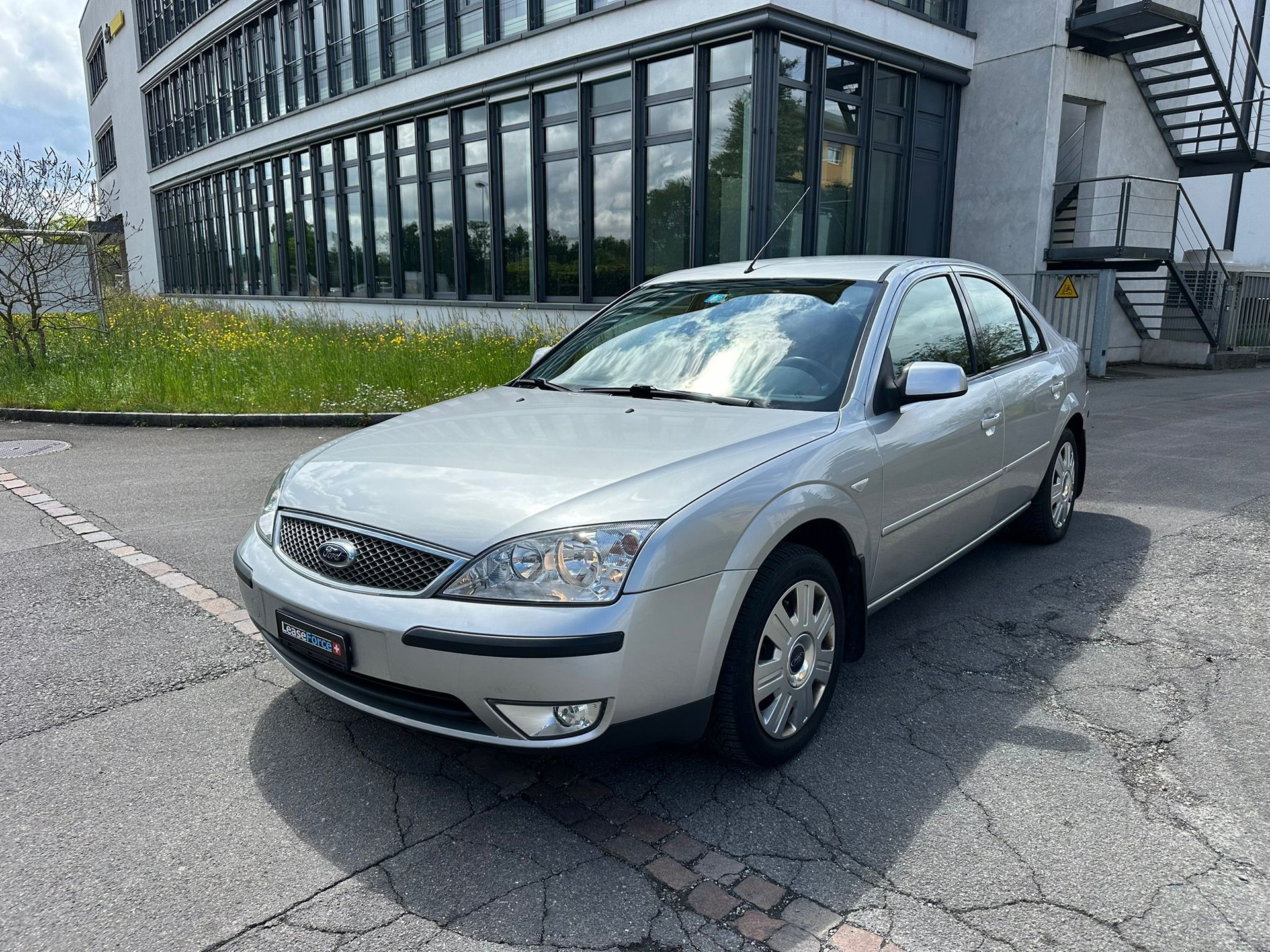 FORD Mondeo 2.0i 16V Trend-image-2