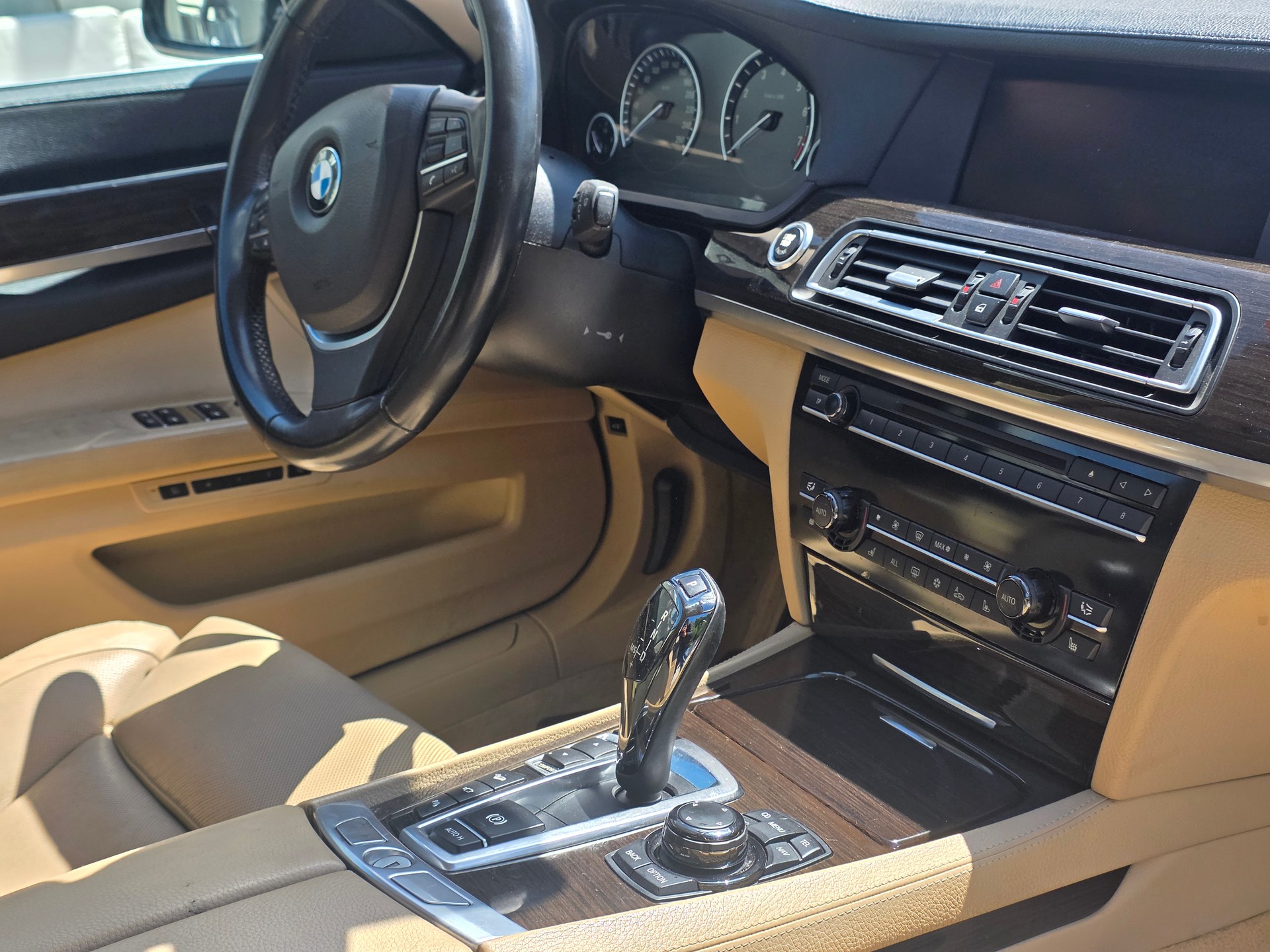 BMW 750i xDrive *** Frisch ab MFK / Frisch ab Service / Kostenlose Lieferung ***-image-16