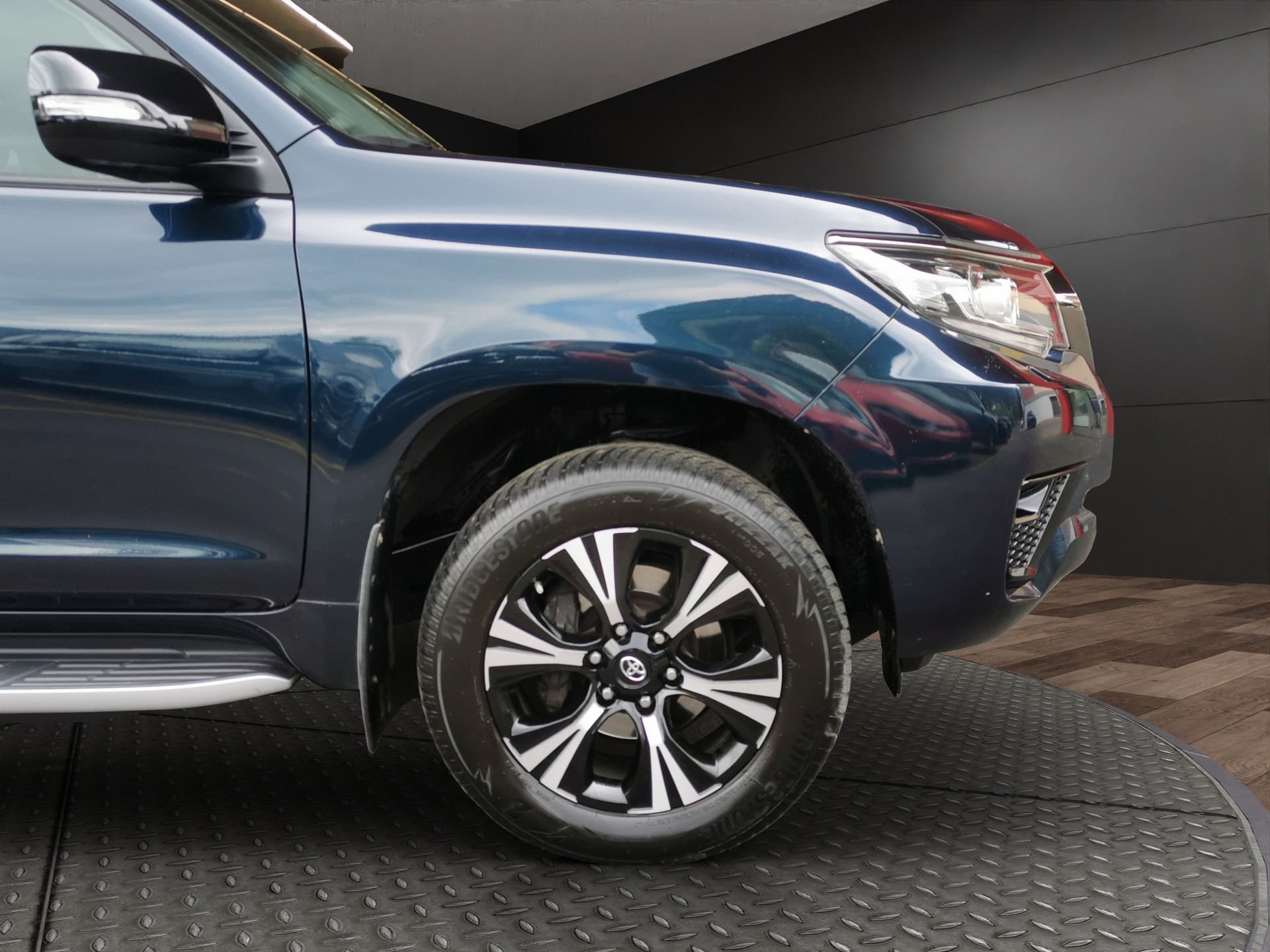 TOYOTA Land Cruiser 2.8TD Premium Automatic-showroom-element-3