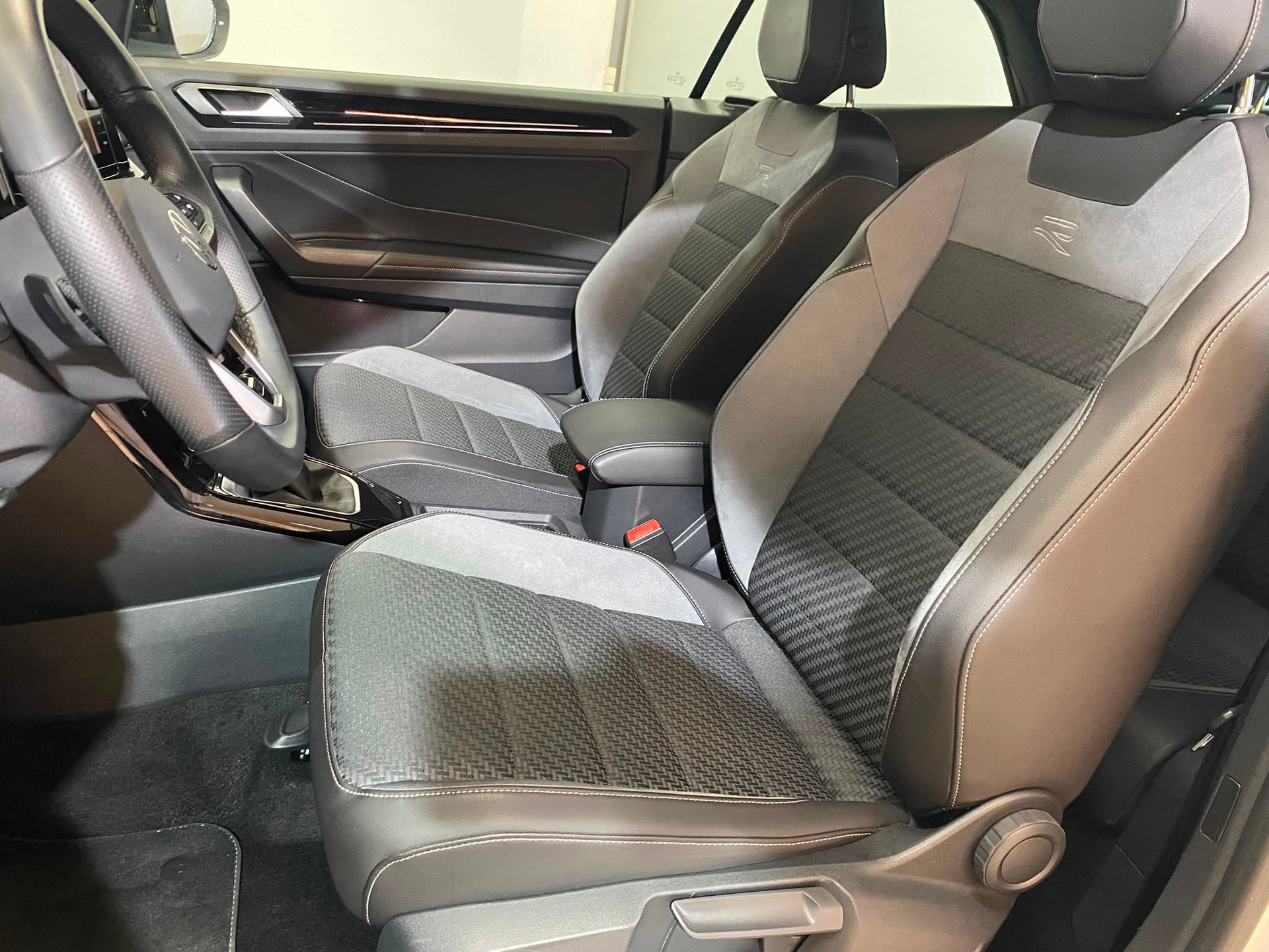 VW T-Roc Cabriolet 1.5 TSI EVO R-Line DSG-image-6