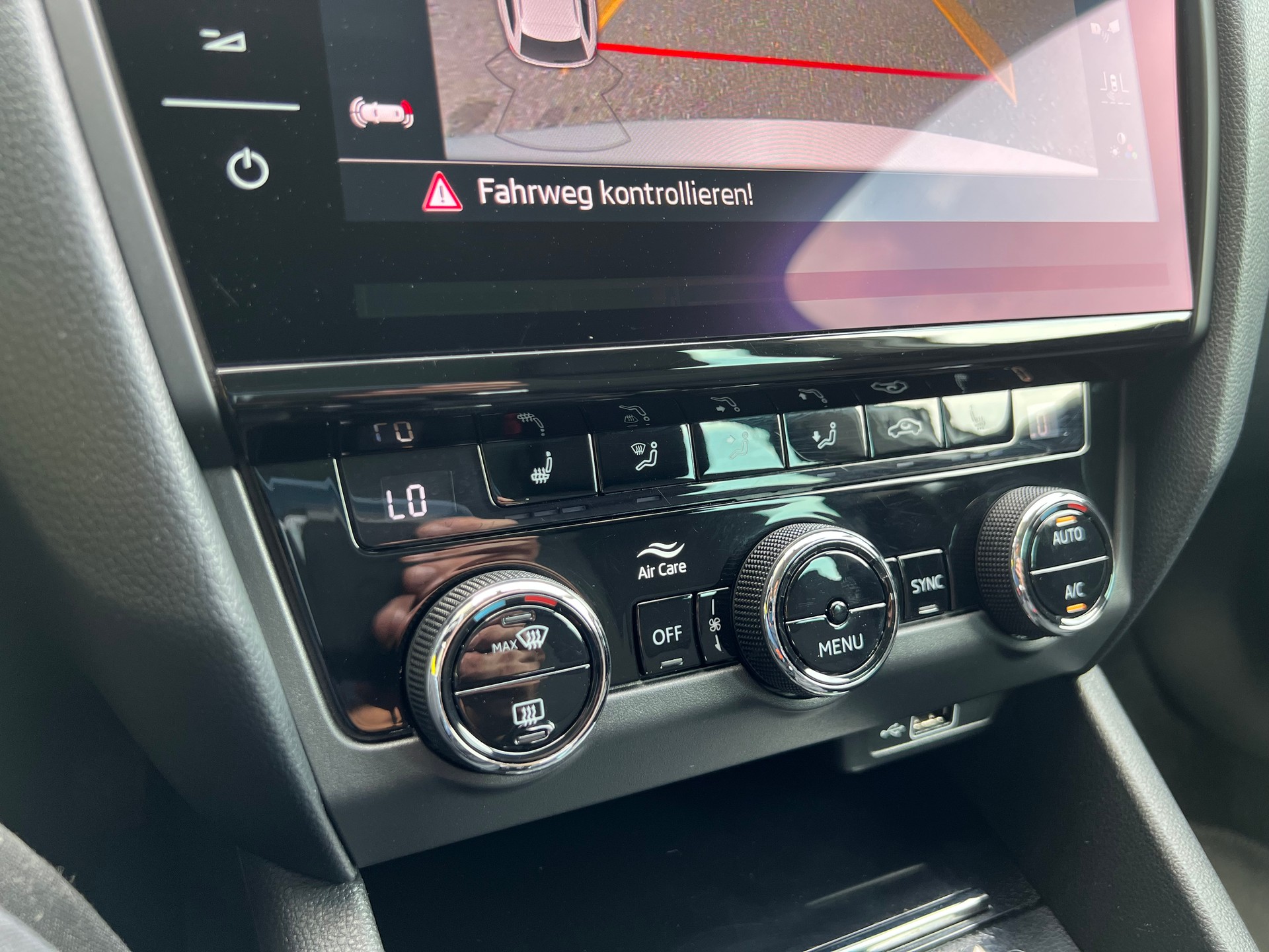 SKODA Octavia Combi 2.0 TDI 184 Style 4x4 DSG 1.Hand * Autobahnkilometer *-image-17