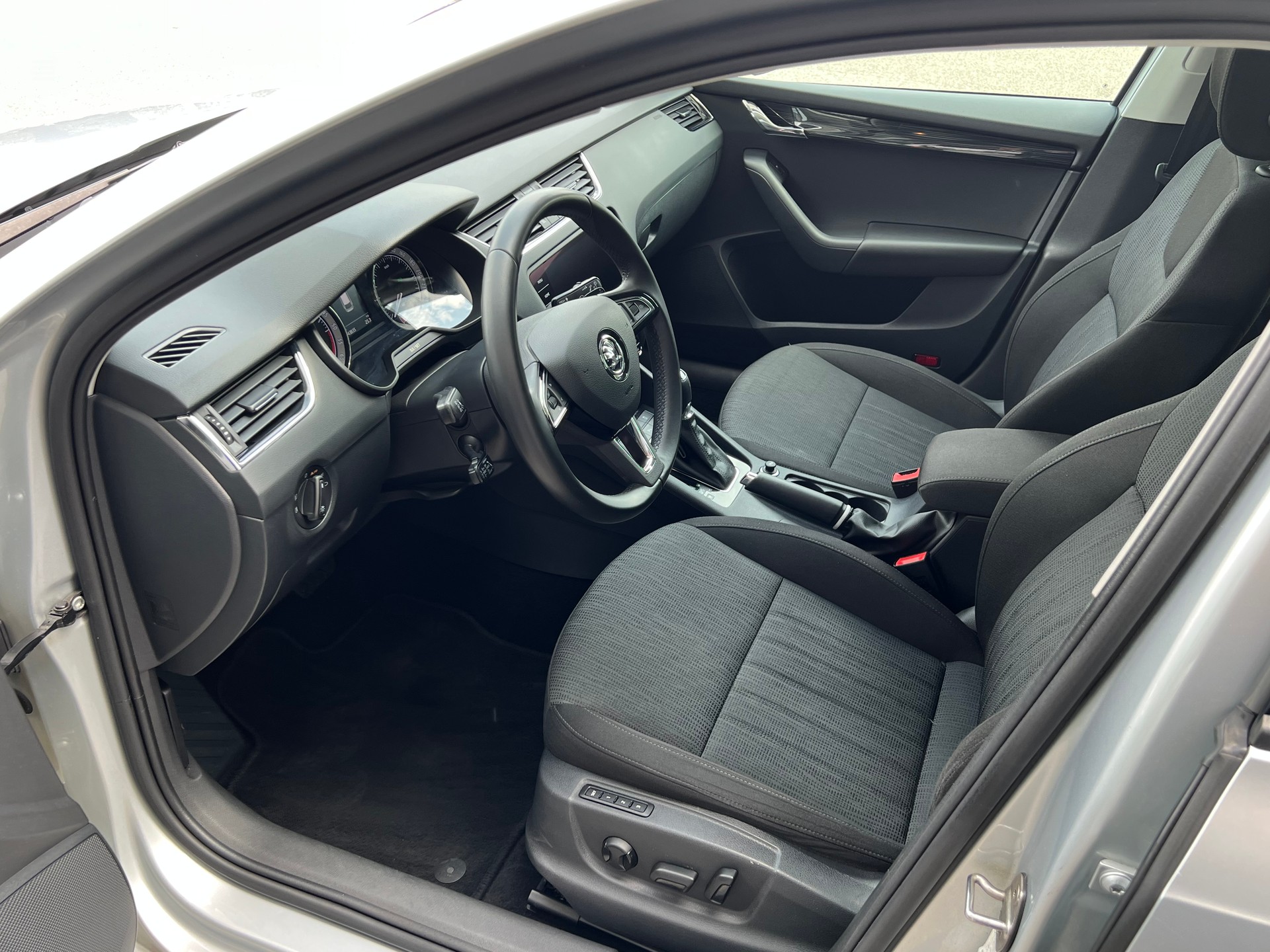 SKODA Octavia Combi 2.0 TDI 184 Style 4x4 DSG 1.Hand * Autobahnkilometer *-image-9