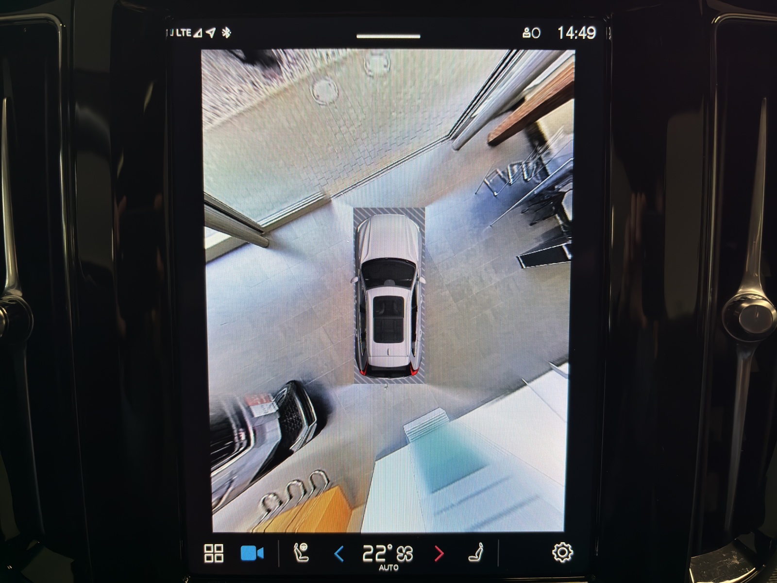 VOLVO XC60 B5 Benzin Mild Hybrid AWD Ultra Dark Geartronic mit AHK, Panorama-Ausstell-/Schiebedach & fortl. Werksgarantie 5 Jahre-image-22