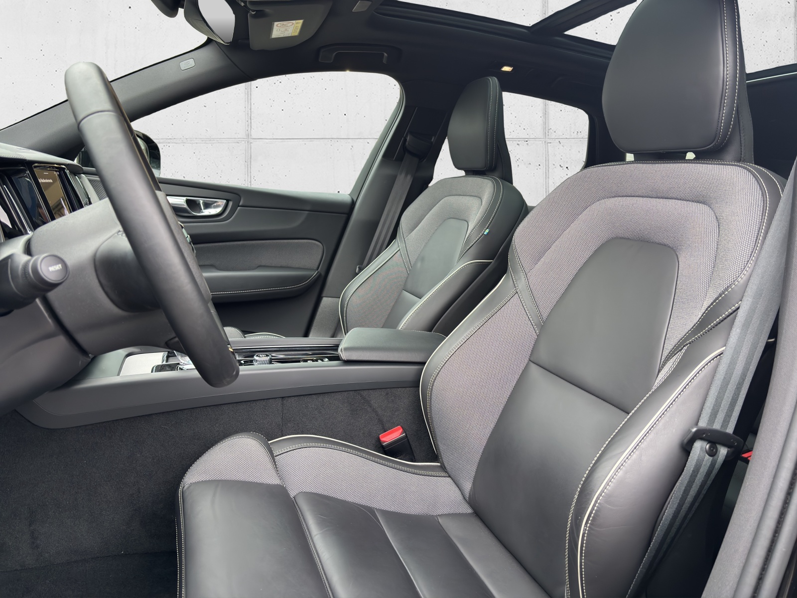 VOLVO XC60 B5 Benzin Mild Hybrid AWD Ultra Dark Geartronic mit AHK, Panorama-Ausstell-/Schiebedach & fortl. Werksgarantie 5 Jahre-image-27