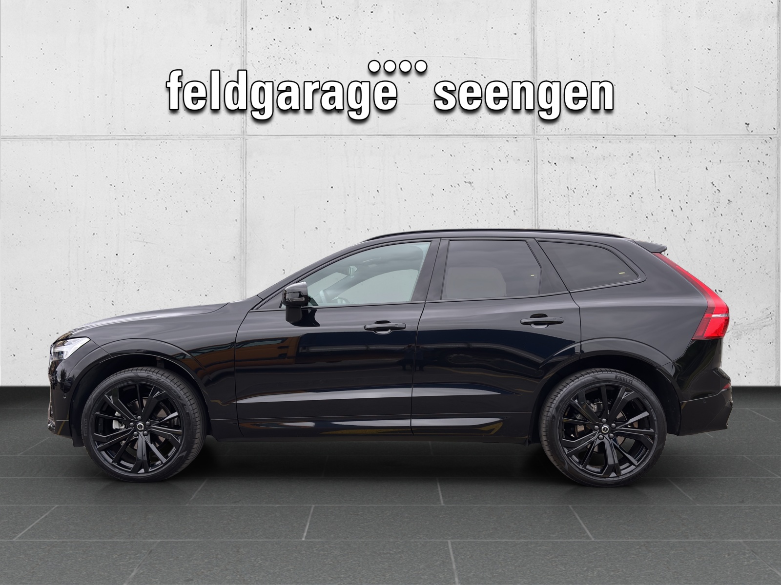 VOLVO XC60 B5 Benzin Mild Hybrid AWD Ultra Dark Geartronic mit AHK, Panorama-Ausstell-/Schiebedach & fortl. Werksgarantie 5 Jahre-showroom-element-1