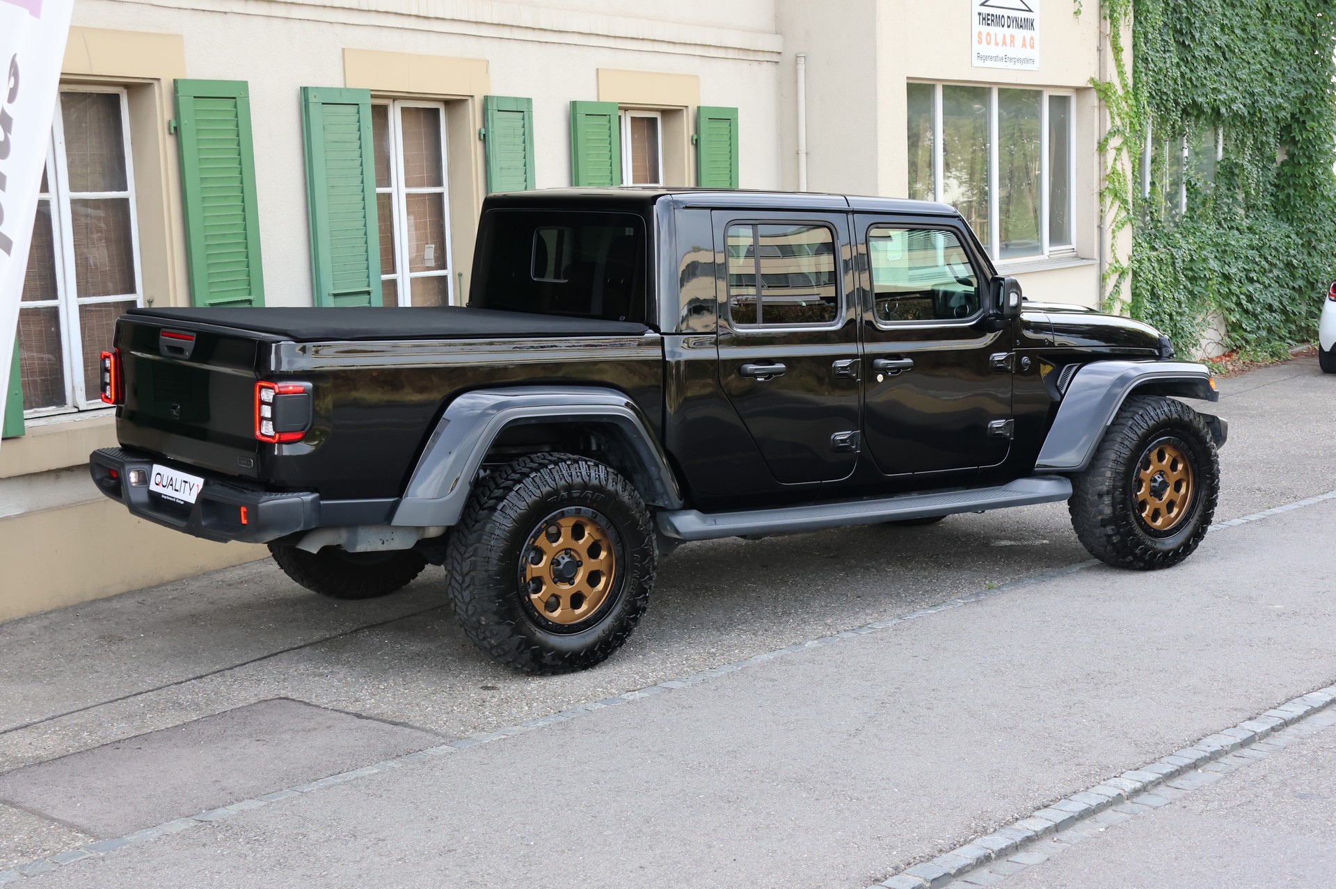 JEEP Gladiator 3.0 V6 Launch Edition-showroom-element-3