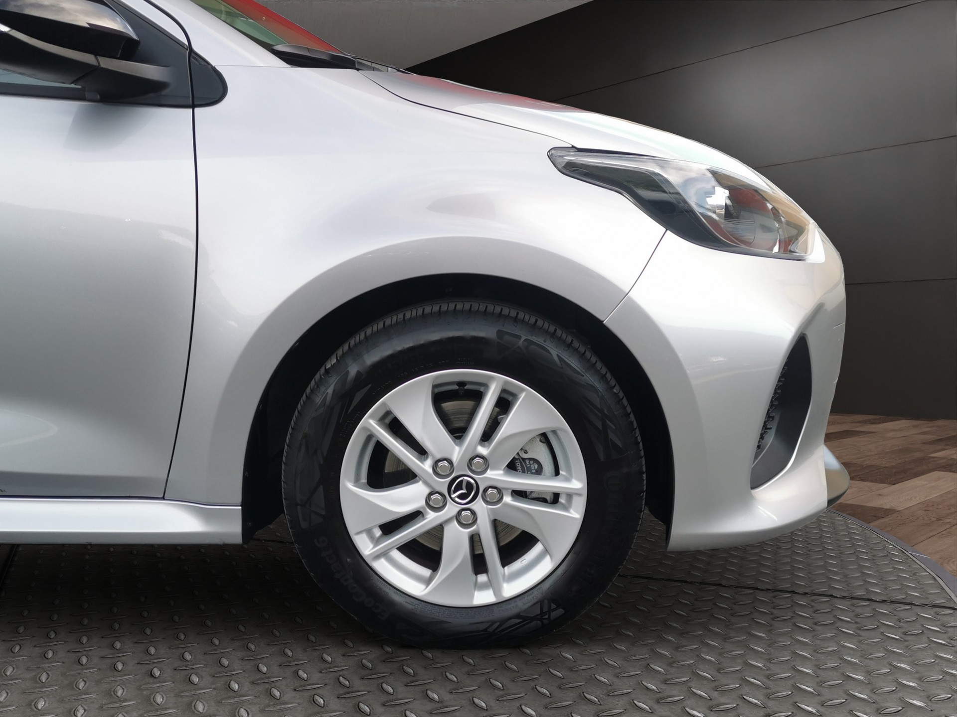 MAZDA 2 Hybrid Centre-line-showroom-element-3