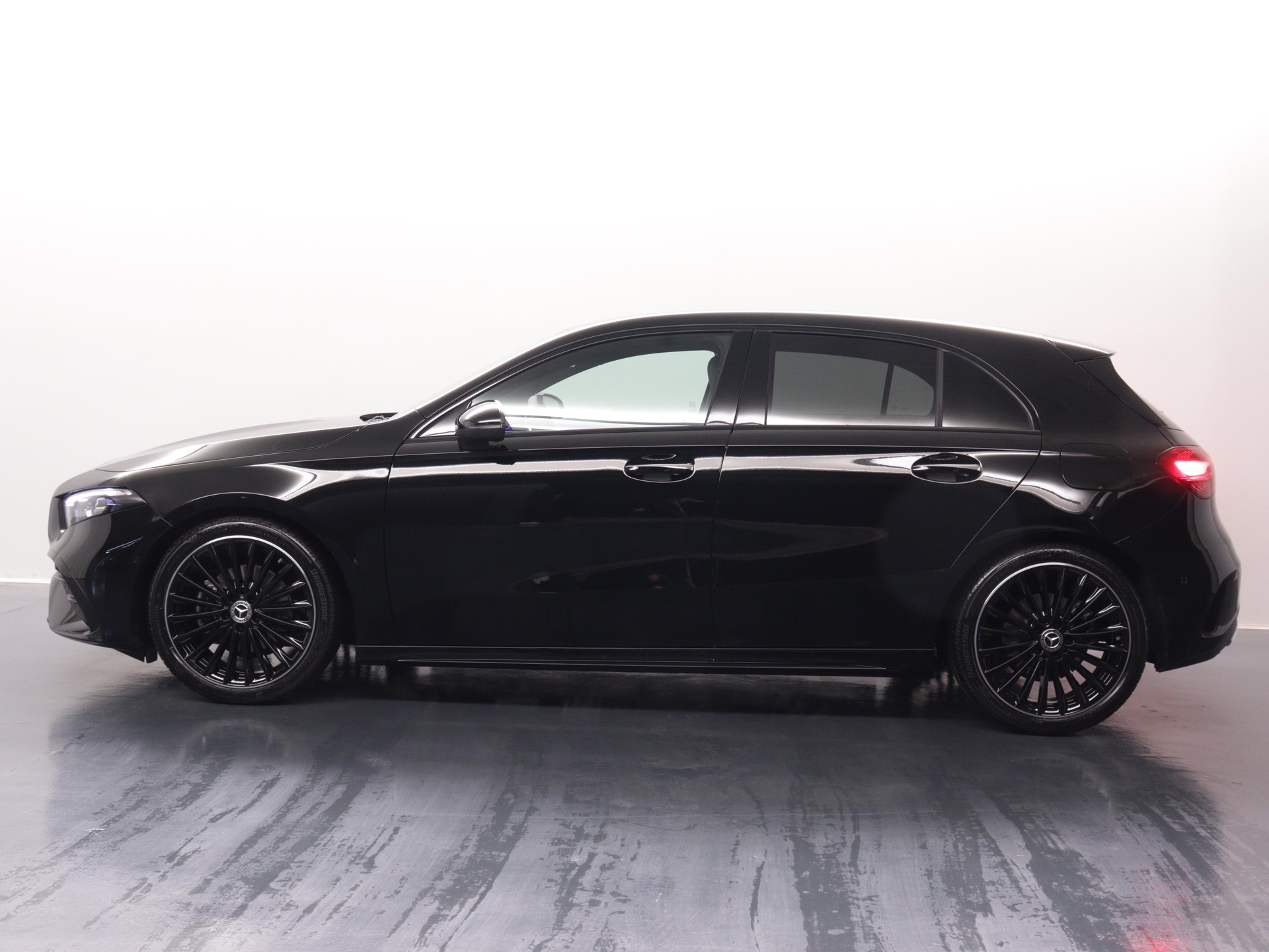 MERCEDES-BENZ A 200 Night Star AMG Line-showroom-element-2