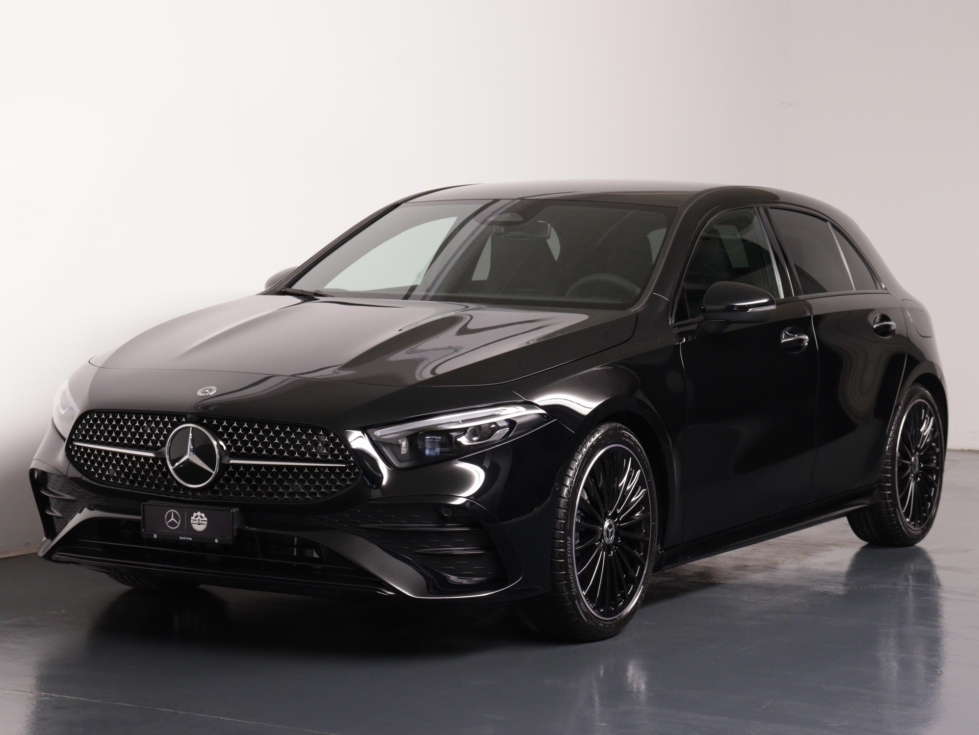 MERCEDES-BENZ A 200 Night Star AMG Line-showroom-element-1