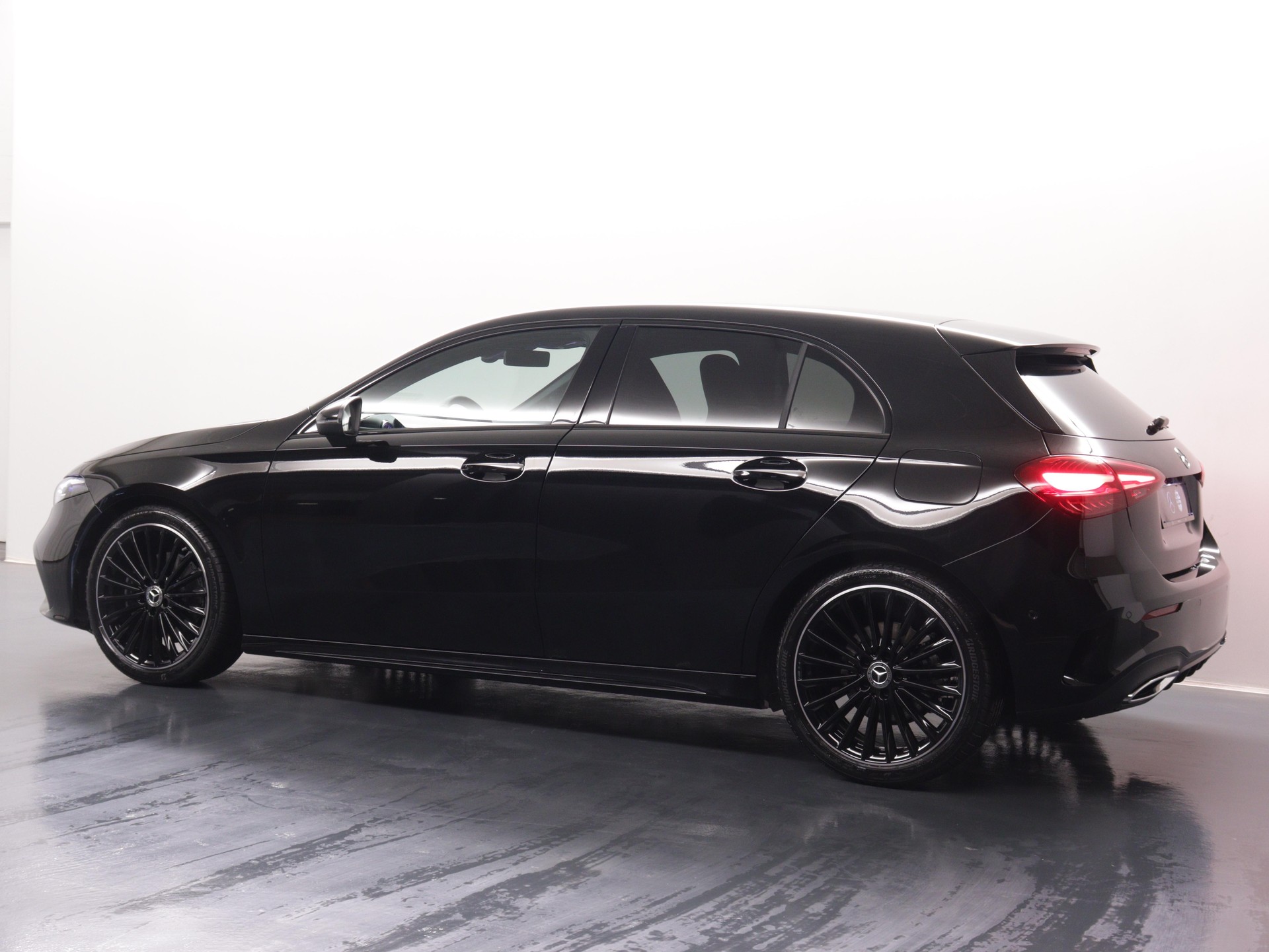 MERCEDES-BENZ A 200 Night Star AMG Line-showroom-element-3