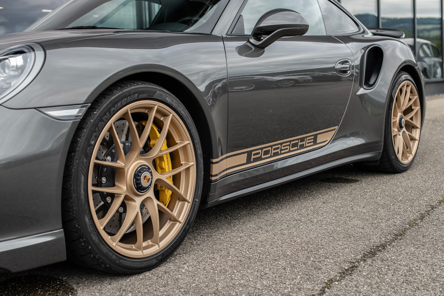 PORSCHE 911 Turbo S-image-4