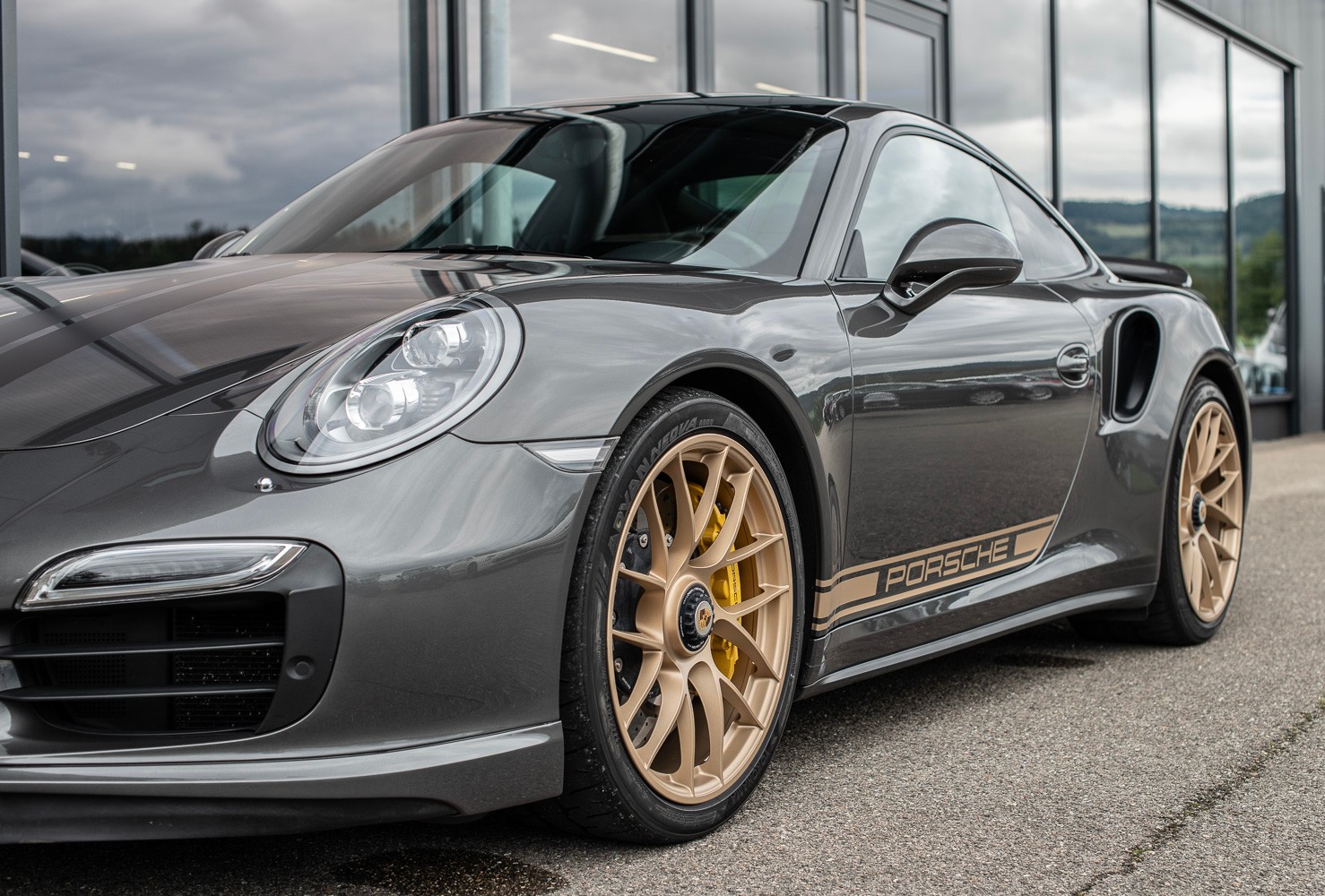 PORSCHE 911 Turbo S-image-5