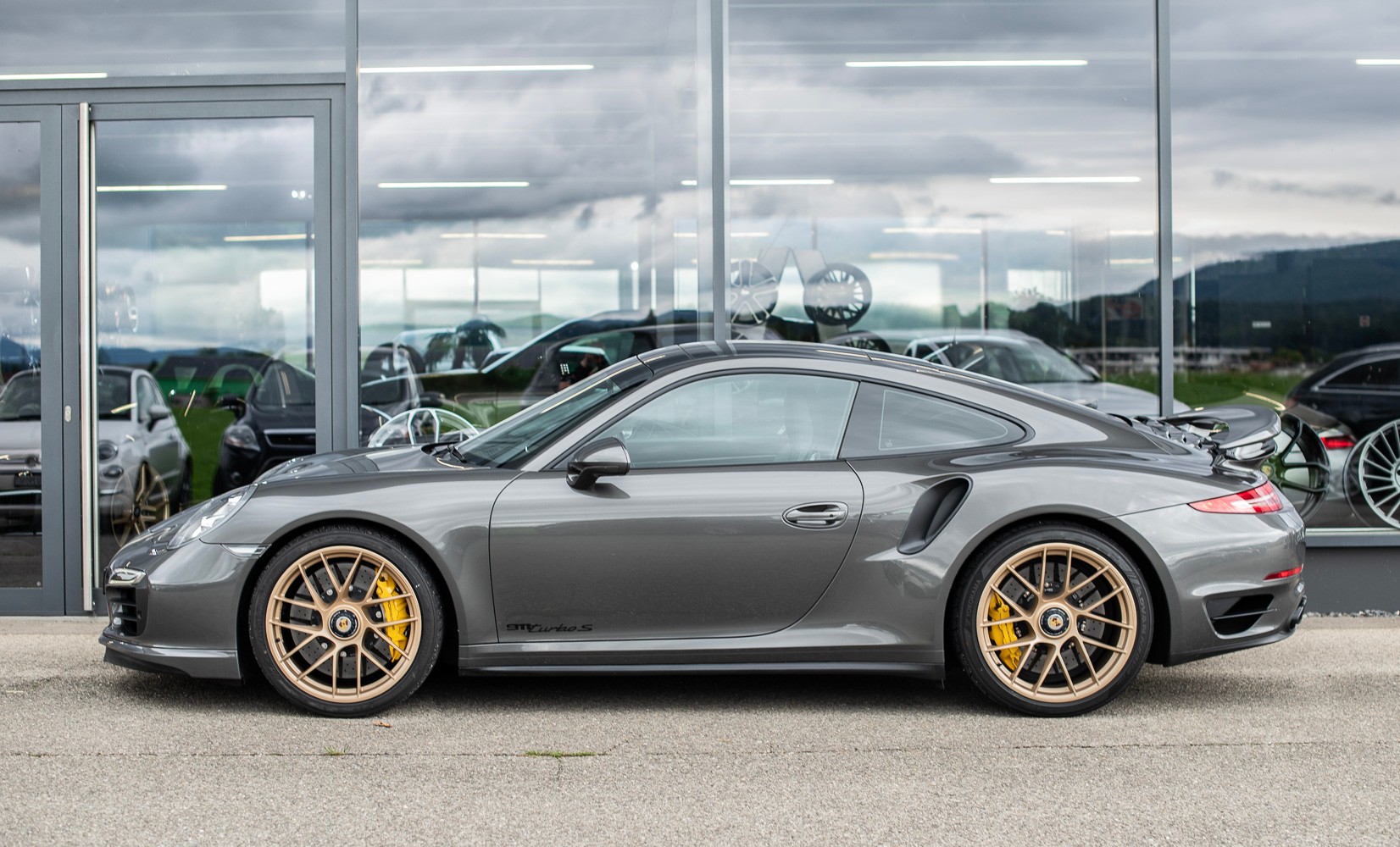 PORSCHE 911 Turbo S-showroom-element-1