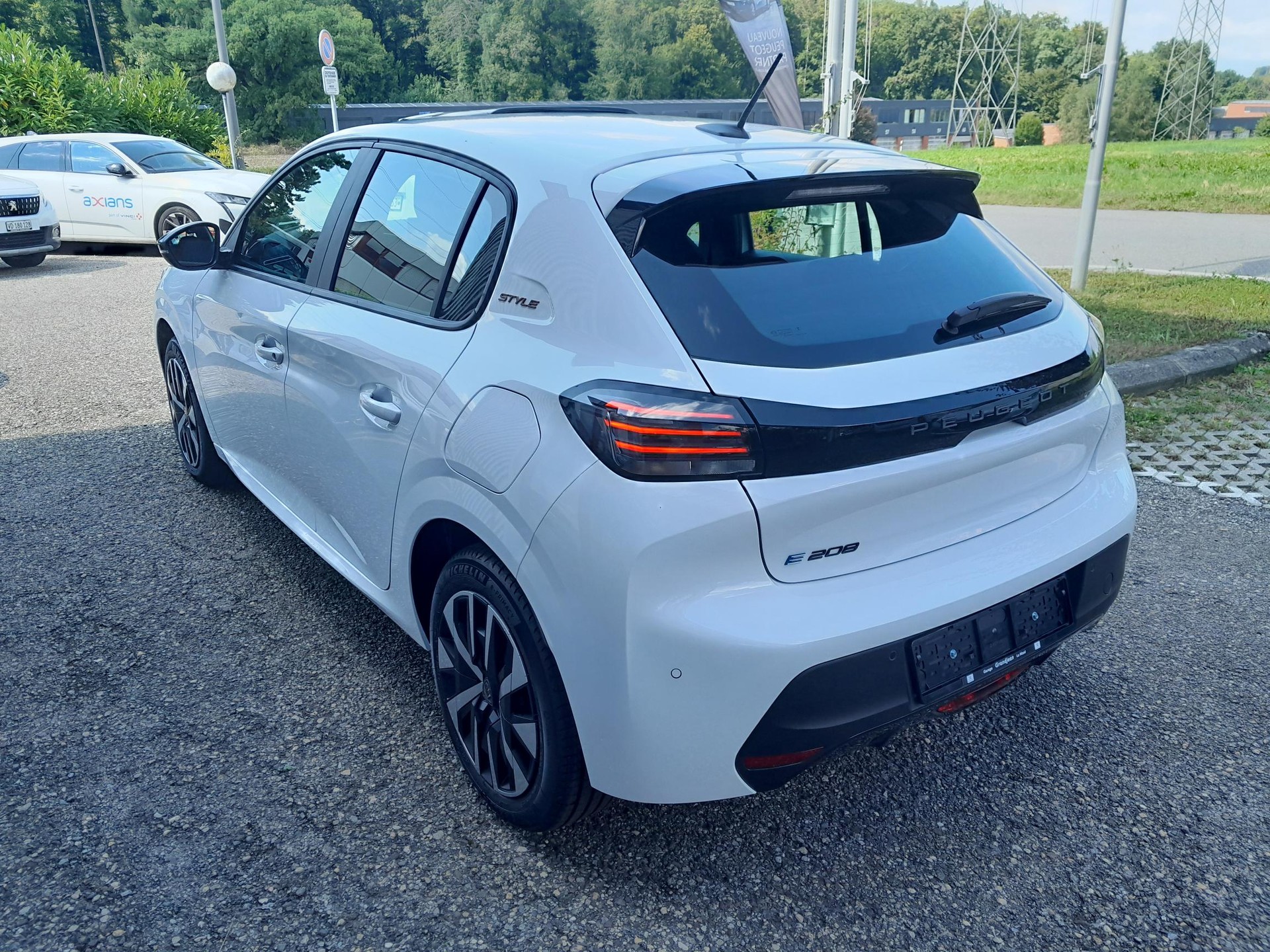 PEUGEOT 208 Elektrik 100 kW Style-image-5