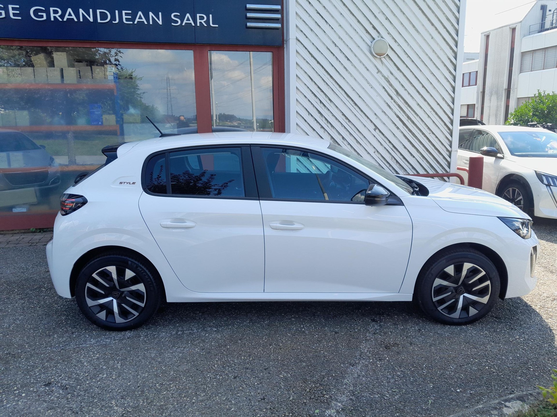 PEUGEOT 208 Elektrik 100 kW Style-image-2