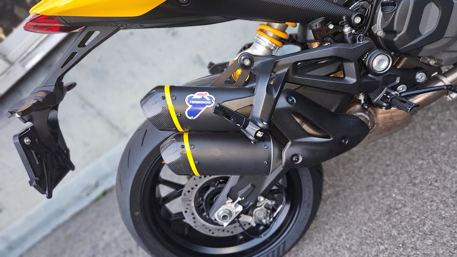 DUCATI Monster Senna-showroom-element-1