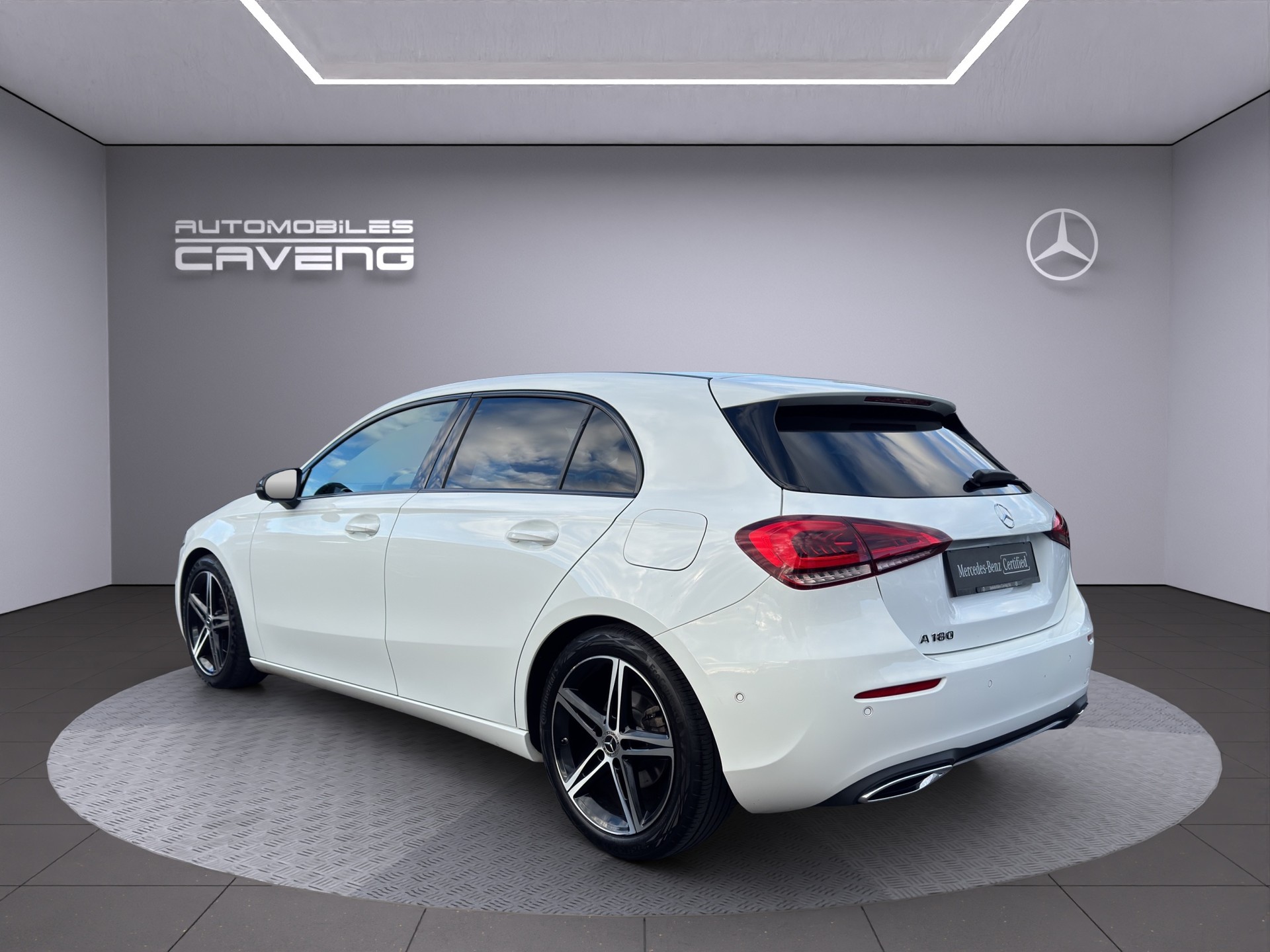 MERCEDES-BENZ A 180 Night Star 7G-DCT-showroom-element-1