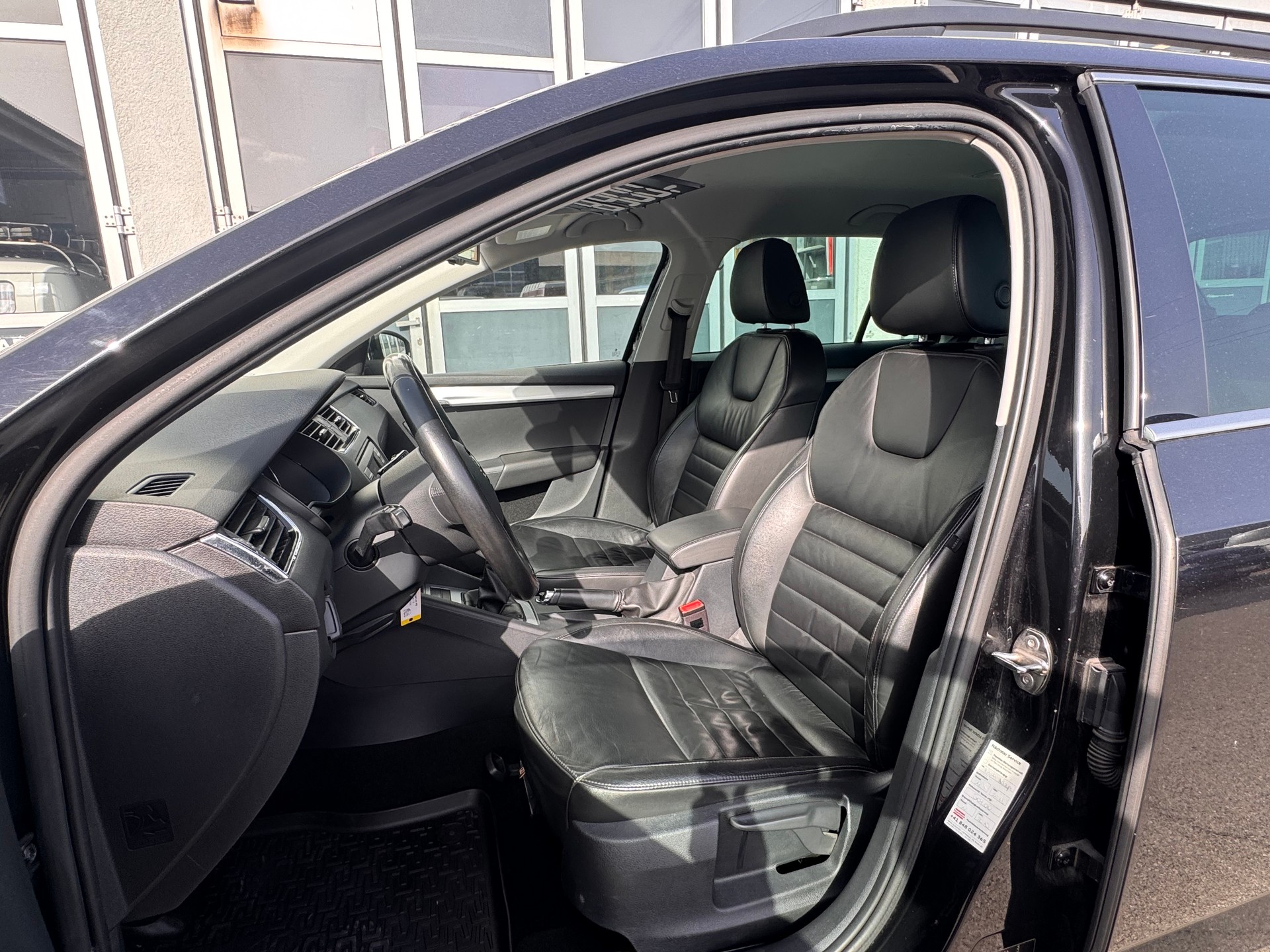 SKODA Octavia Combi 1.8 TSI Ambition-image-5