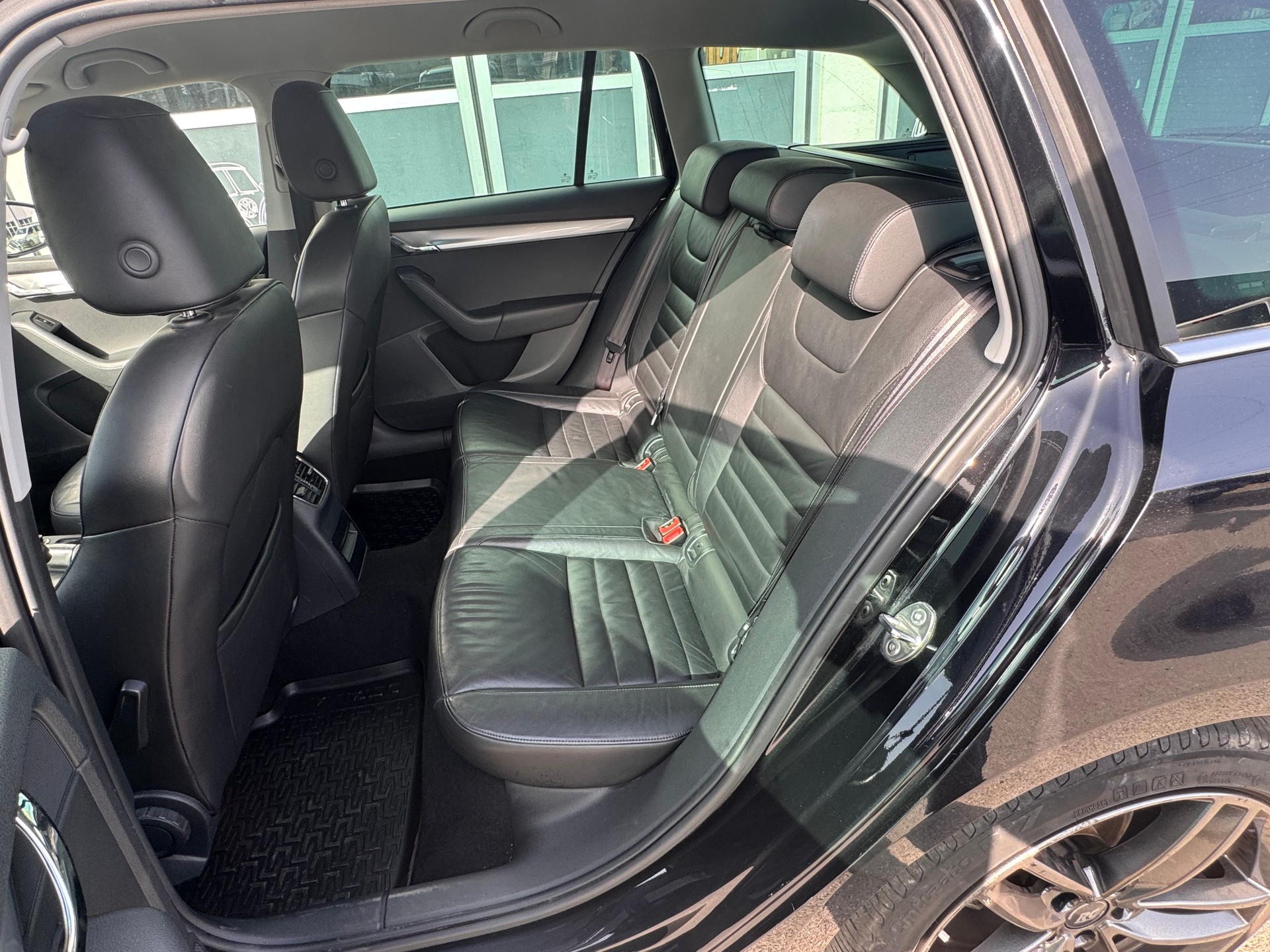 SKODA Octavia Combi 1.8 TSI Ambition-image-6