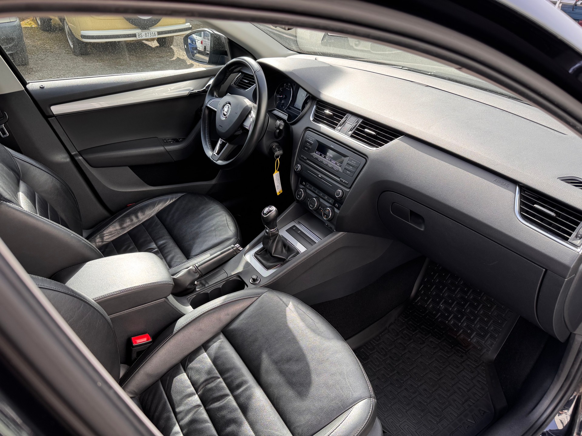 SKODA Octavia Combi 1.8 TSI Ambition-image-9