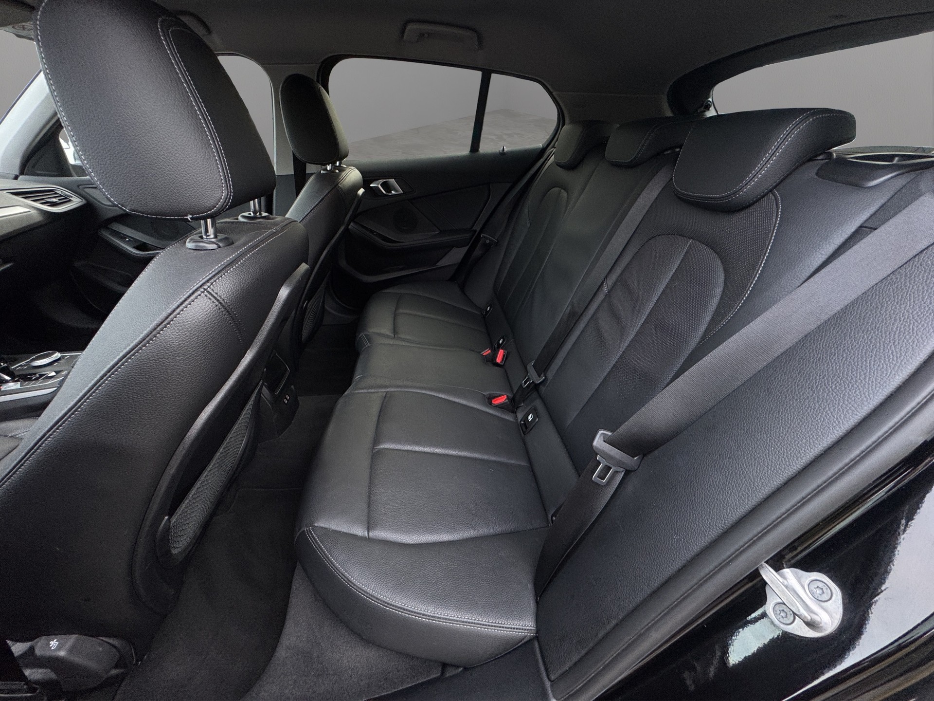 BMW 118i Essential Edition Steptronic-image-11