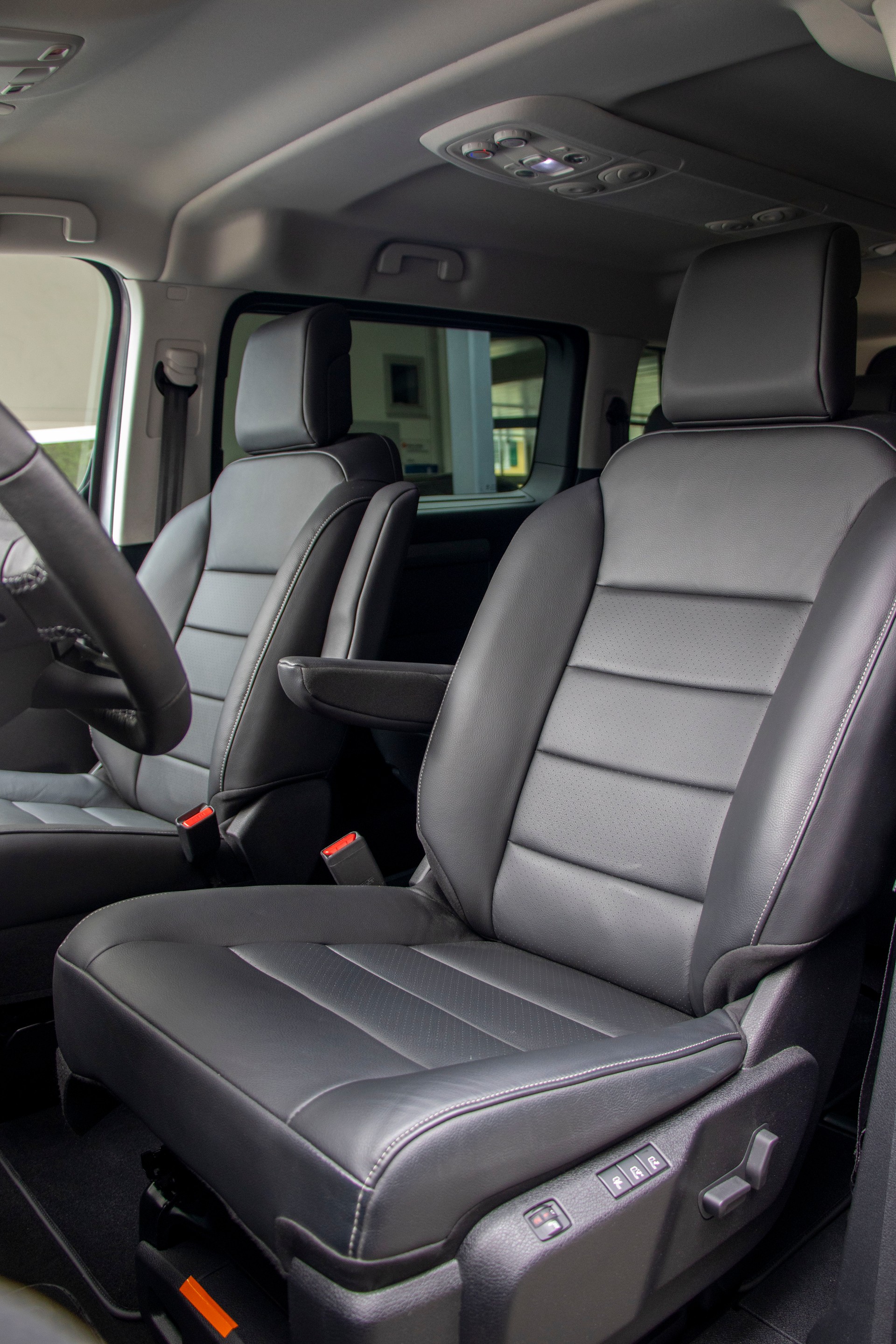 PEUGEOT Traveller 2.0 BlueHDi Business VIP Standard EAT8-image-6