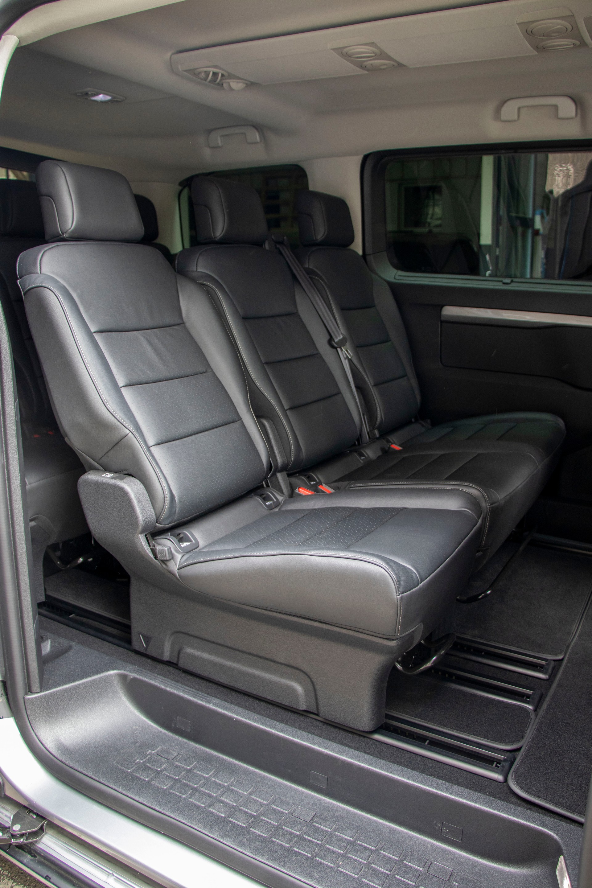 PEUGEOT Traveller 2.0 BlueHDi Business VIP Standard EAT8-image-12