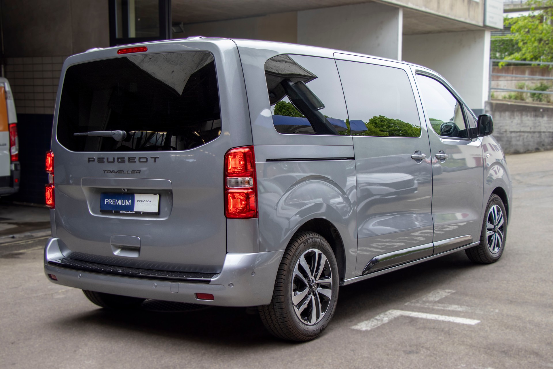 PEUGEOT Traveller 2.0 BlueHDi Business VIP Standard EAT8-showroom-element-2
